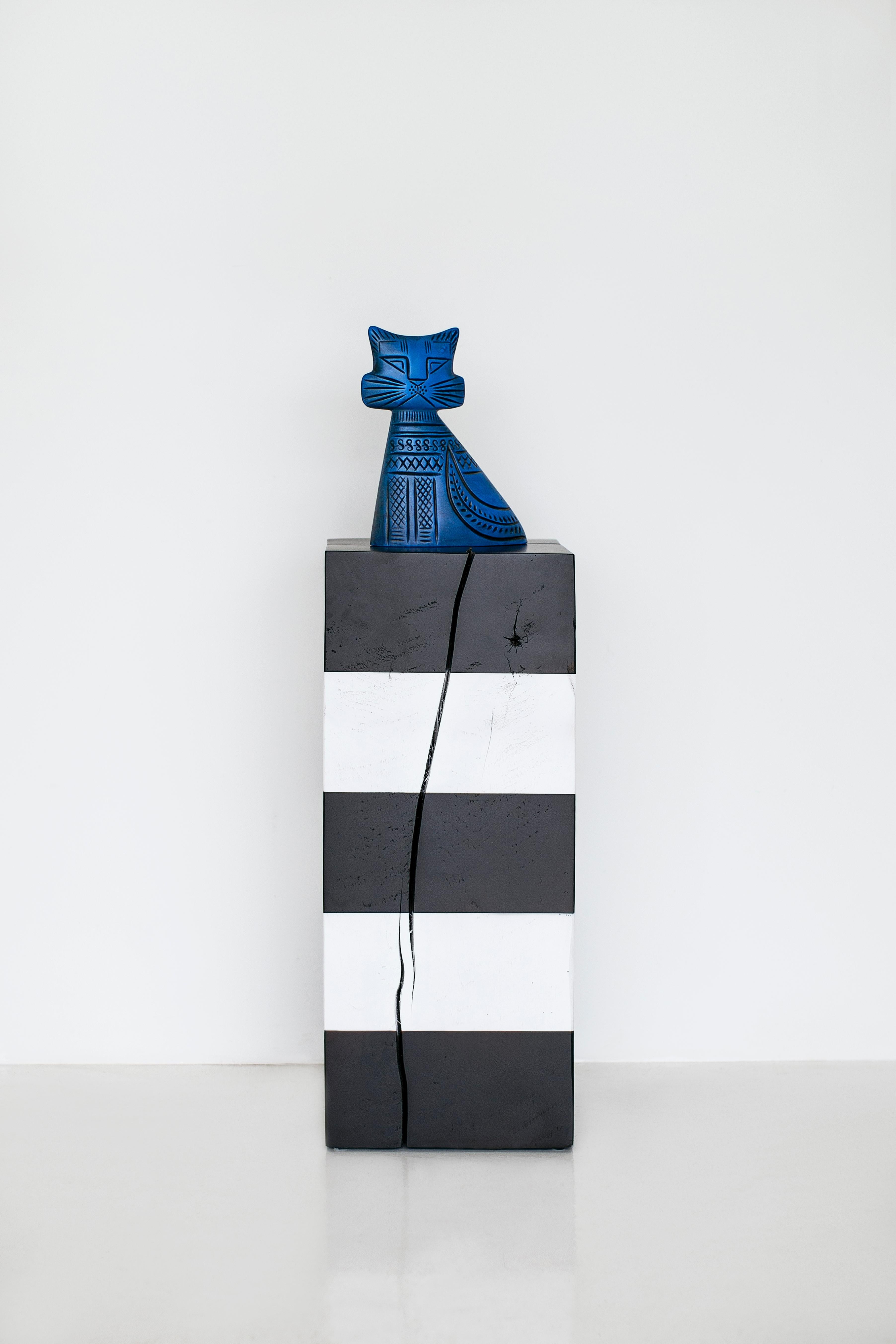 Bertu Sockel, Moderner schwarz-weißer Kunstsockel, Ahorn massiv (21. Jahrhundert und zeitgenössisch) im Angebot