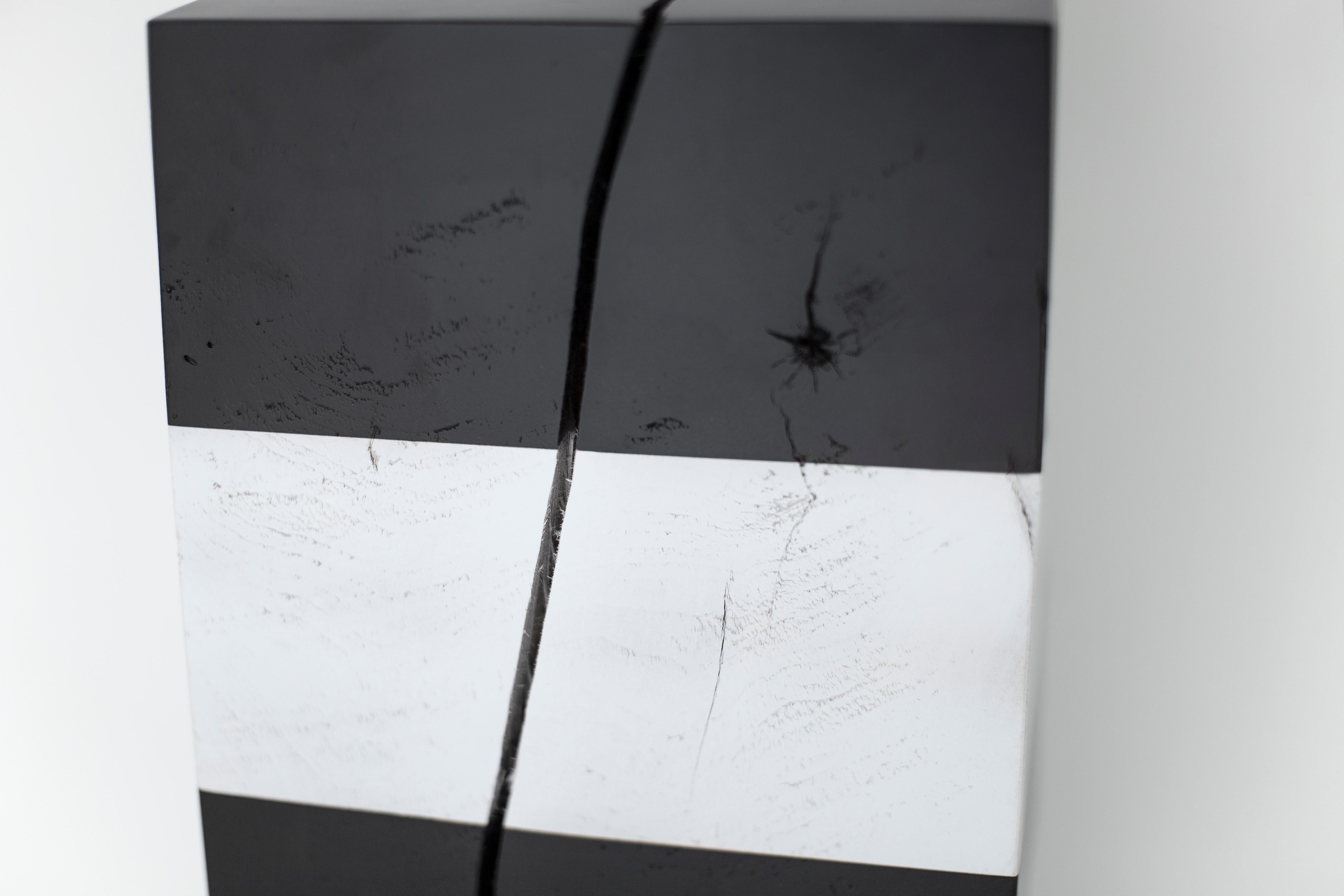 Bertu Sockel, Moderner schwarz-weißer Kunstsockel, Ahorn massiv (Ahornholz) im Angebot