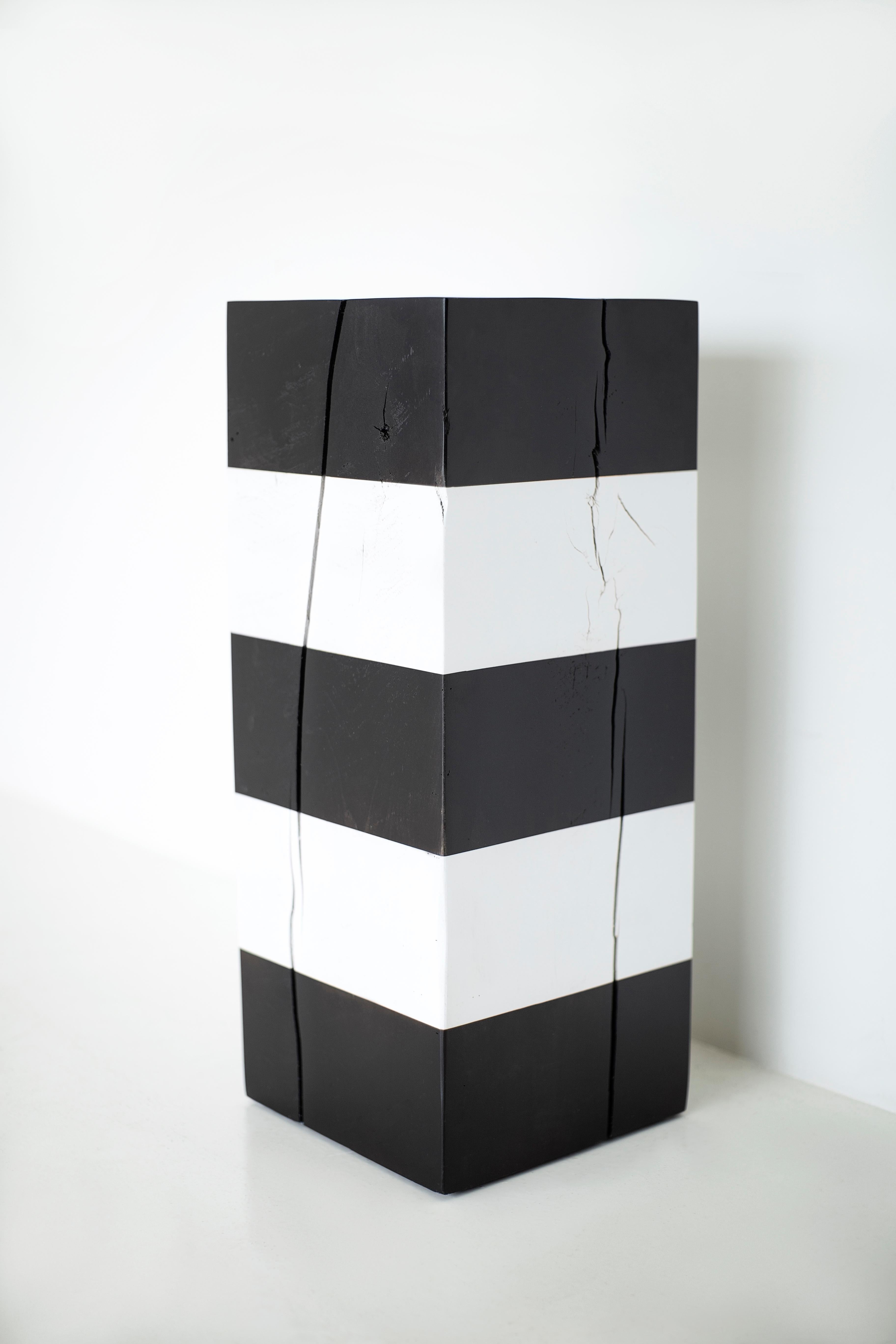 Bertu Sockel, Moderner schwarz-weißer Kunstsockel, Ahorn massiv im Angebot 1