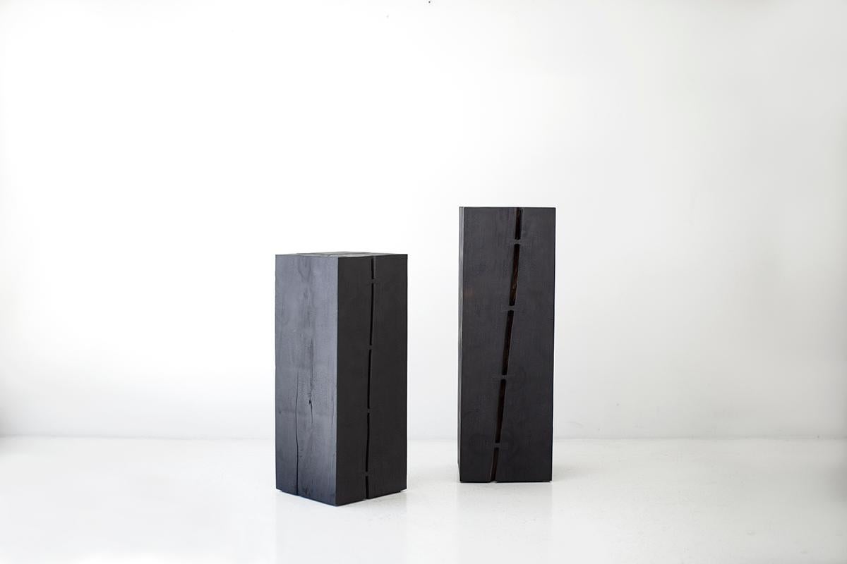 Organique Piédestal Bertu, piédestal d'art en bois massif, Shou Sugi Ban en vente