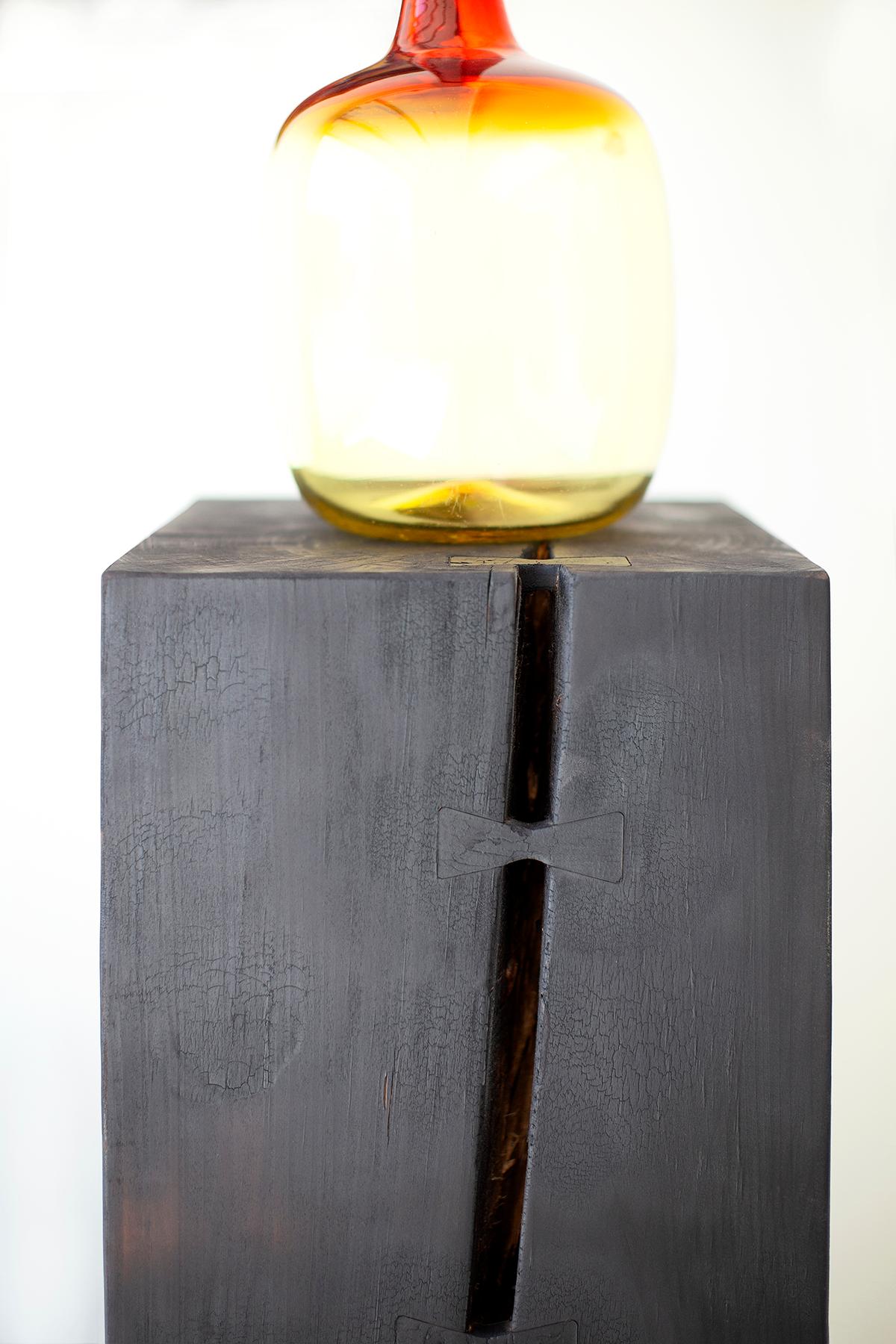 Érable Piédestal Bertu, piédestal d'art en bois massif, Shou Sugi Ban en vente