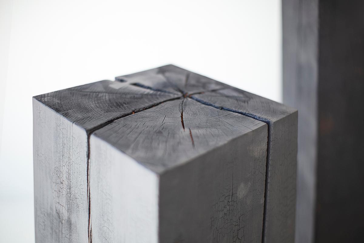Piédestal Bertu, piédestal d'art en bois massif, Shou Sugi Ban en vente 1
