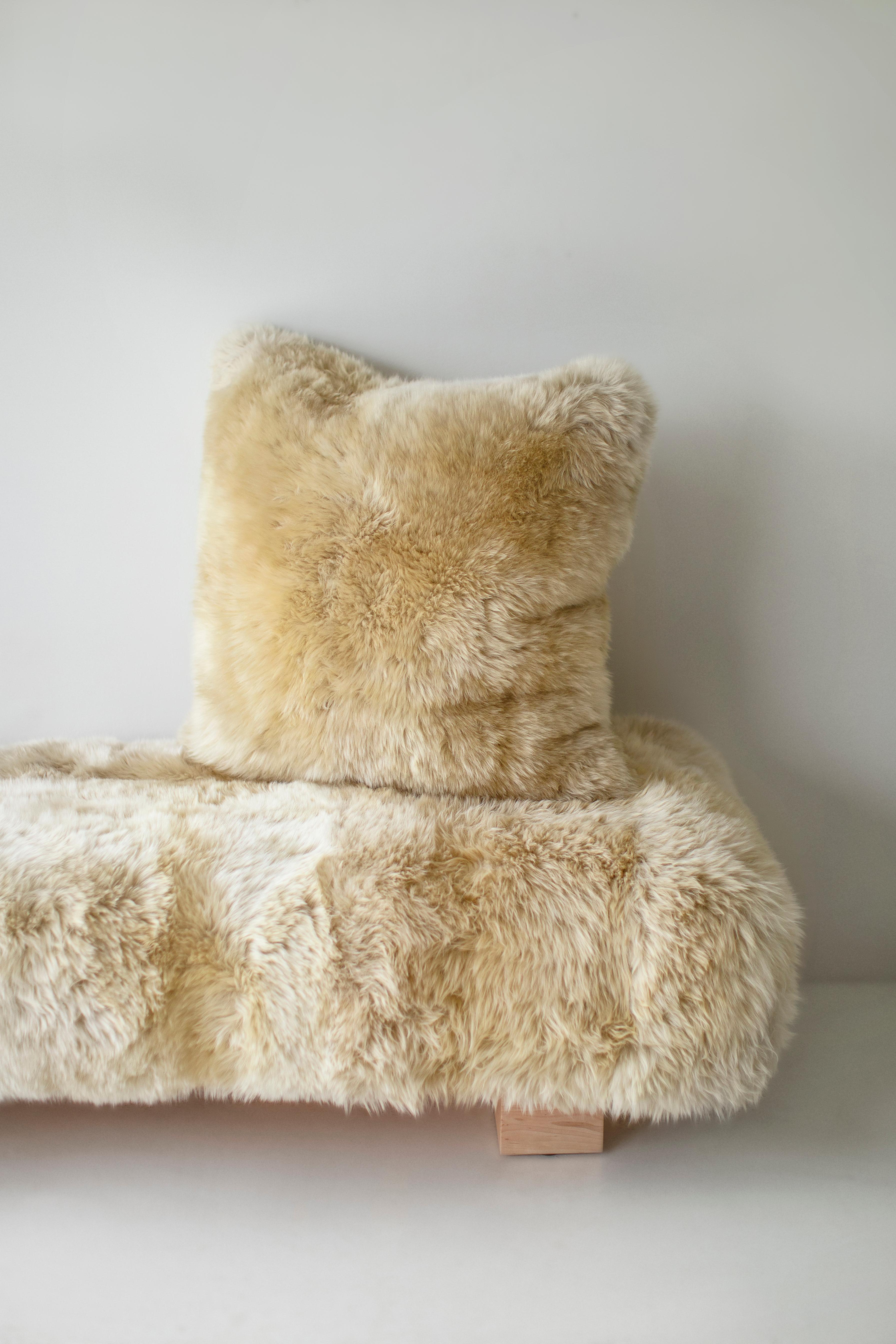 Almohadas Bertu, Almohada moderna grande de piel de oveja, Almohada de piel Moderno en venta