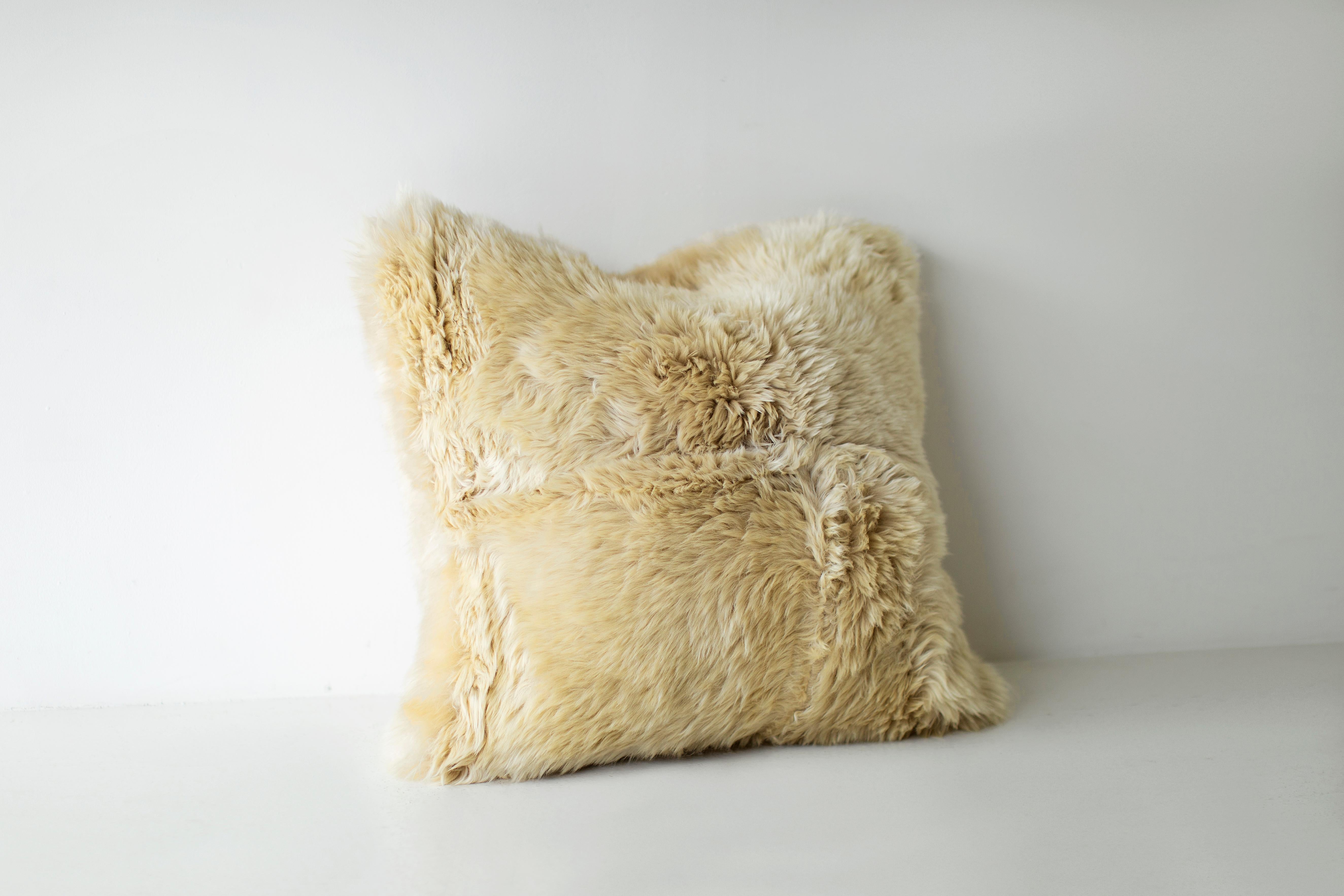 Almohadas Bertu, Almohada moderna grande de piel de oveja, Almohada de piel Estadounidense en venta
