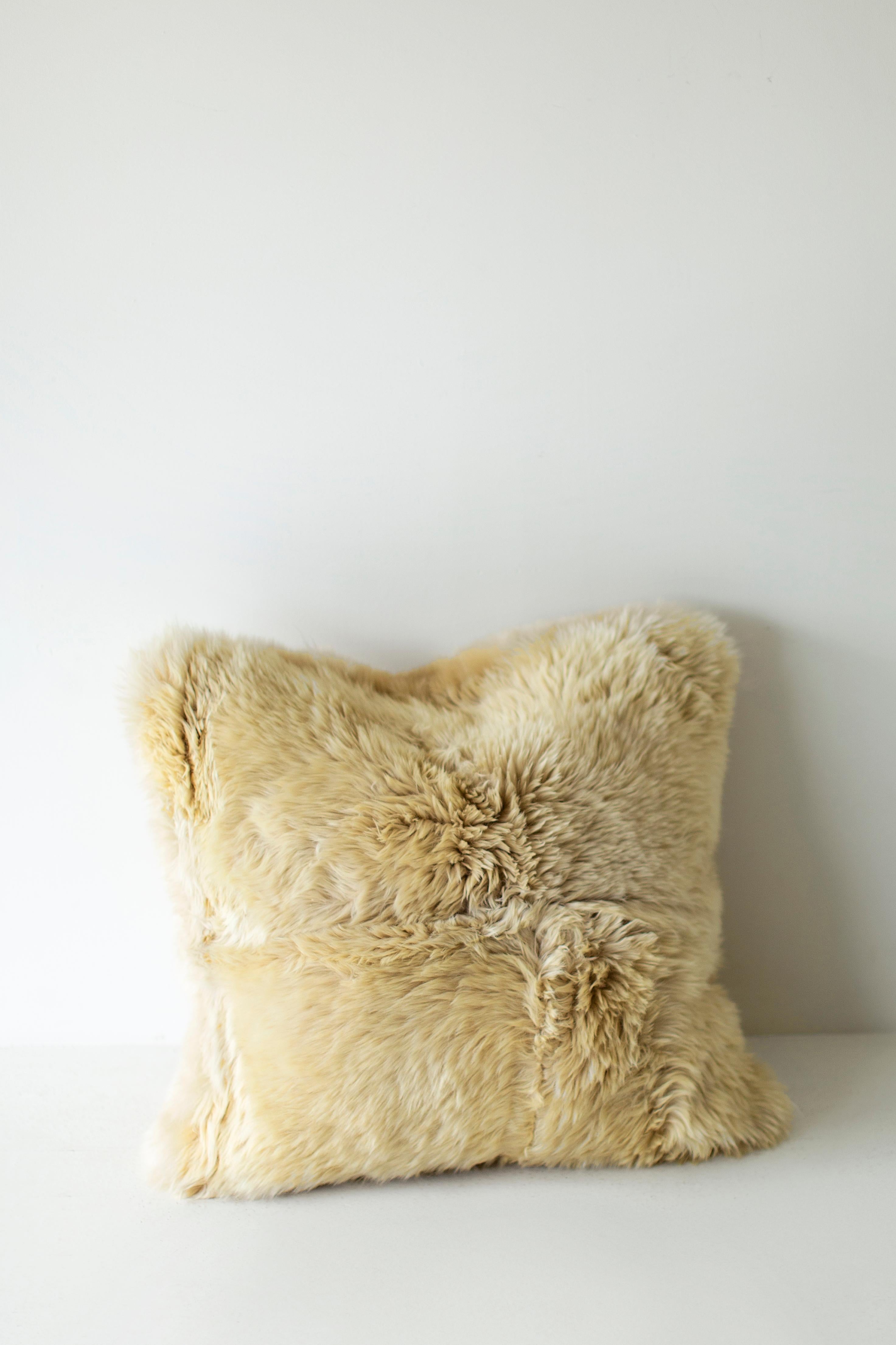 Almohadas Bertu, Almohada moderna grande de piel de oveja, Almohada de piel en Nuevo estado para la venta en Oak Harbor, OH