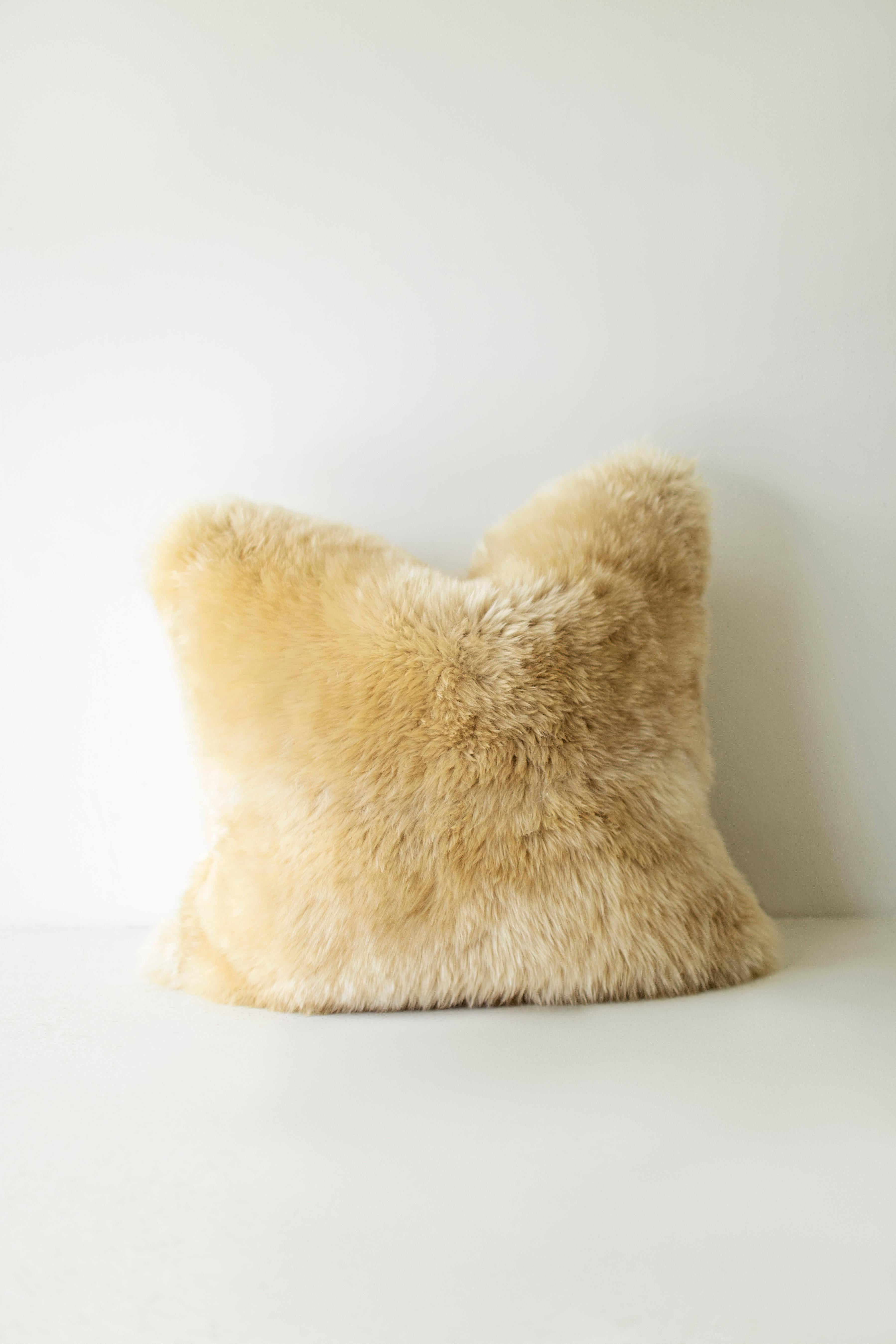 Almohadas Bertu, Almohada moderna grande de piel de oveja, Almohada de piel en venta 1