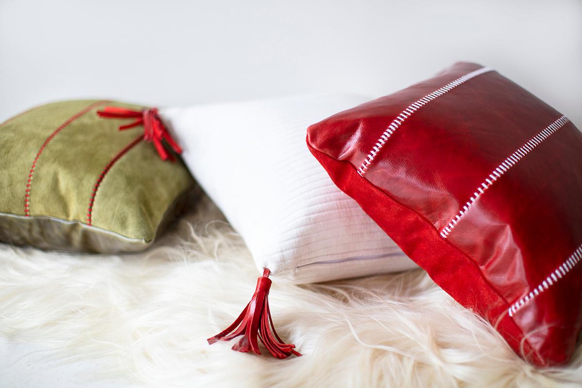 Moderno Cuscini Bertu, Cuscino da lancio rosso, Cuscino in pelle per le vacanze in vendita