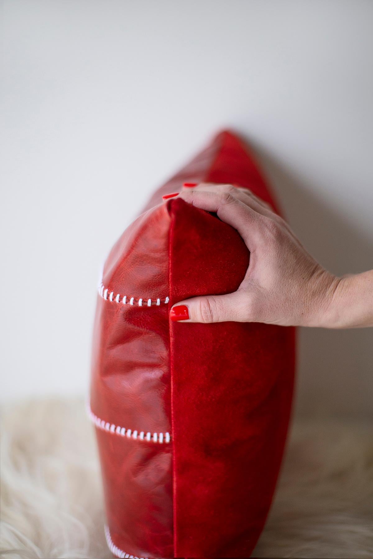 Pelle Cuscini Bertu, Cuscino da lancio rosso, Cuscino in pelle per le vacanze in vendita