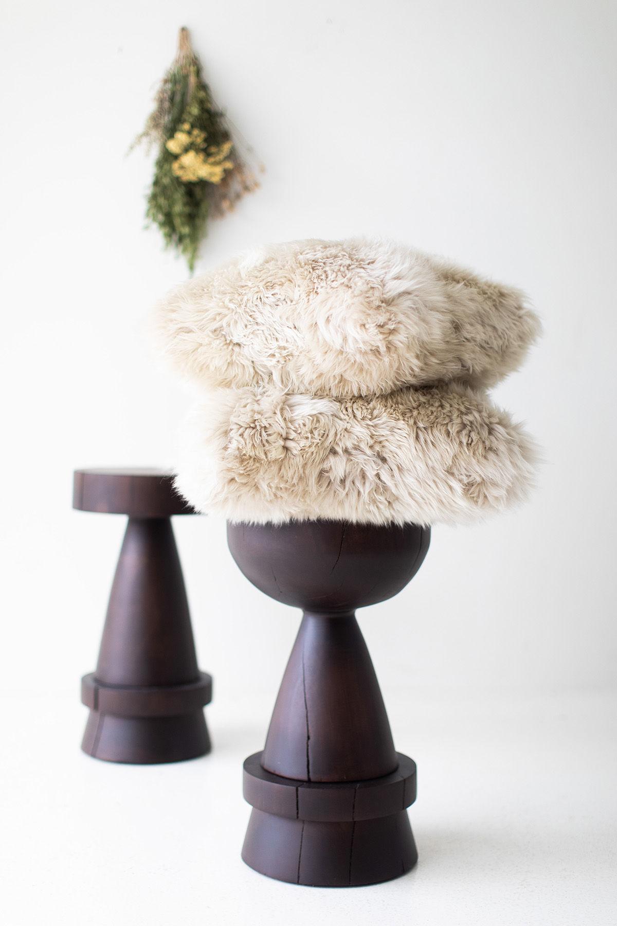 Cuscini Bertu, Cuscino in pelliccia di montone, double face, moderno

Questo cuscino in pelliccia di shearling è realizzato nel cuore dell'Ohio con tanto amore. I cuscini sono completamente reversibili e double face con imbottitura in piuma. La
