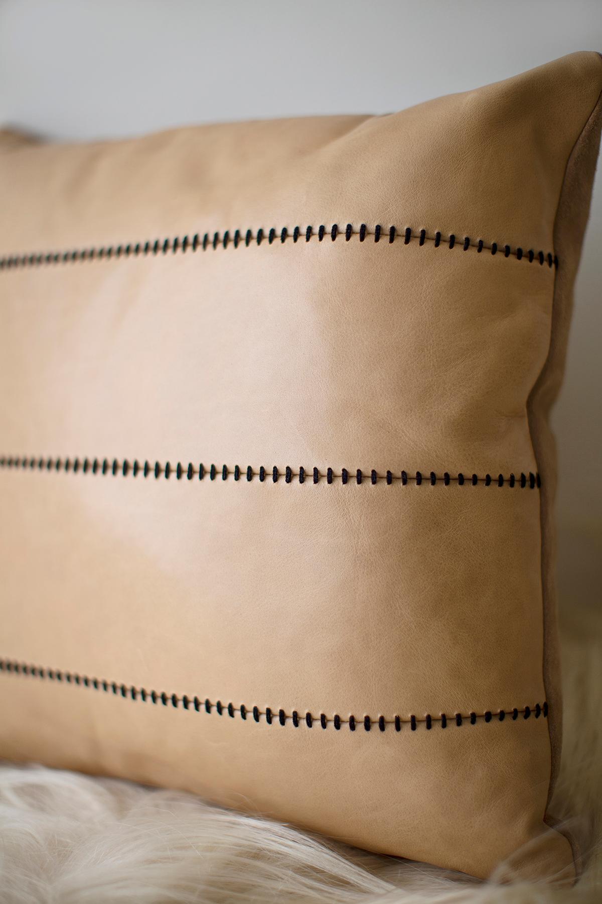 Este cojín de piel - Colección Mode está fabricado en el corazón de Ohio, EE.UU., con una parte delantera de piel de alta calidad y una parte trasera de ante. El dibujo de las costuras entre los 3 paneles de cuero es lo que hace que brillen. Se