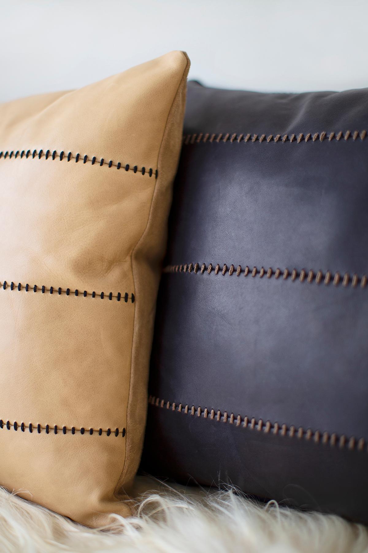 Almohadas Bertu, Almohada Tostada Tan, Cuero Siglo XXI y contemporáneo en venta