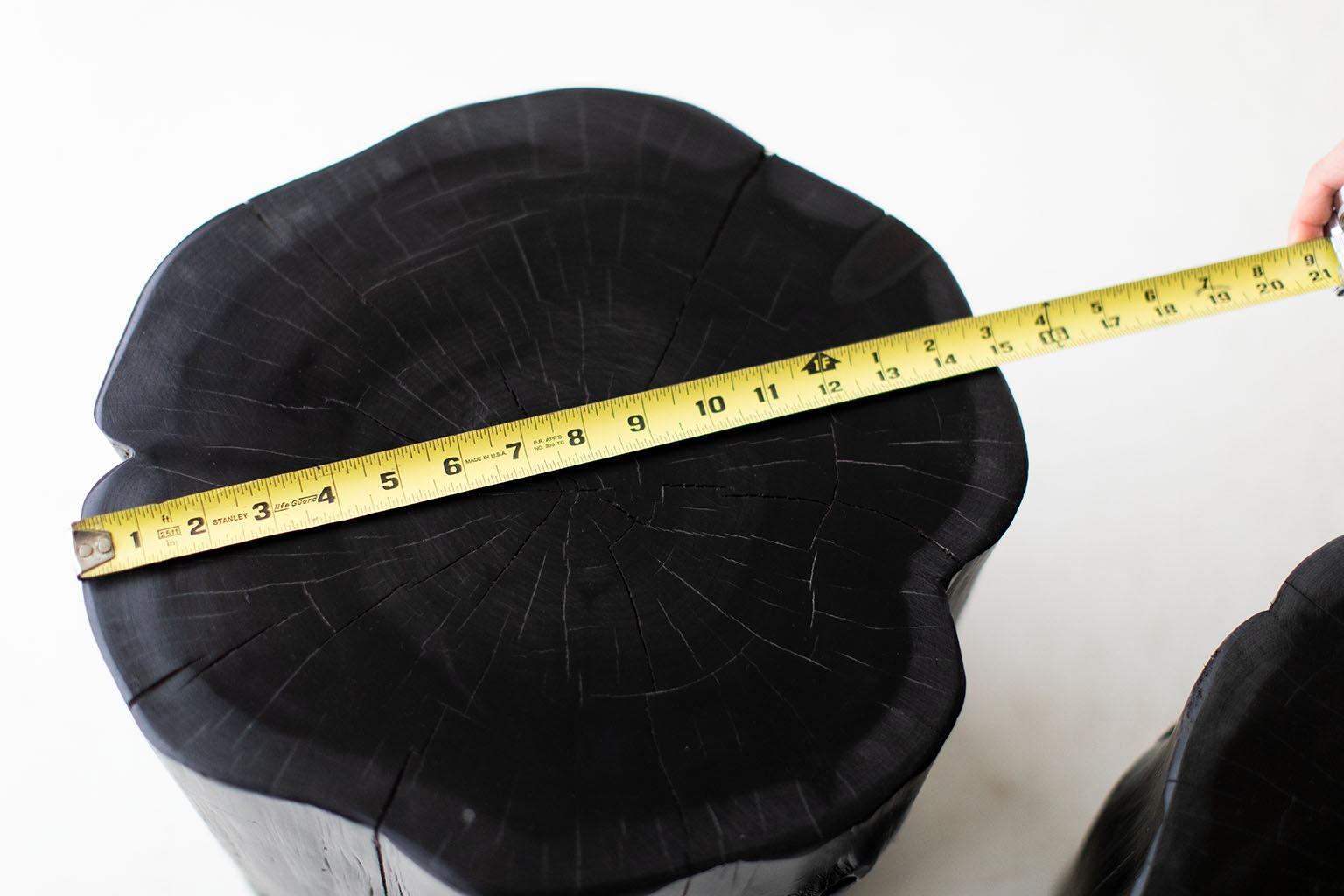 Bertu Beistelltische, Massiver Outdoor Beistelltisch, Rotes Zedernholz, Schwarz (Handgefertigt) im Angebot