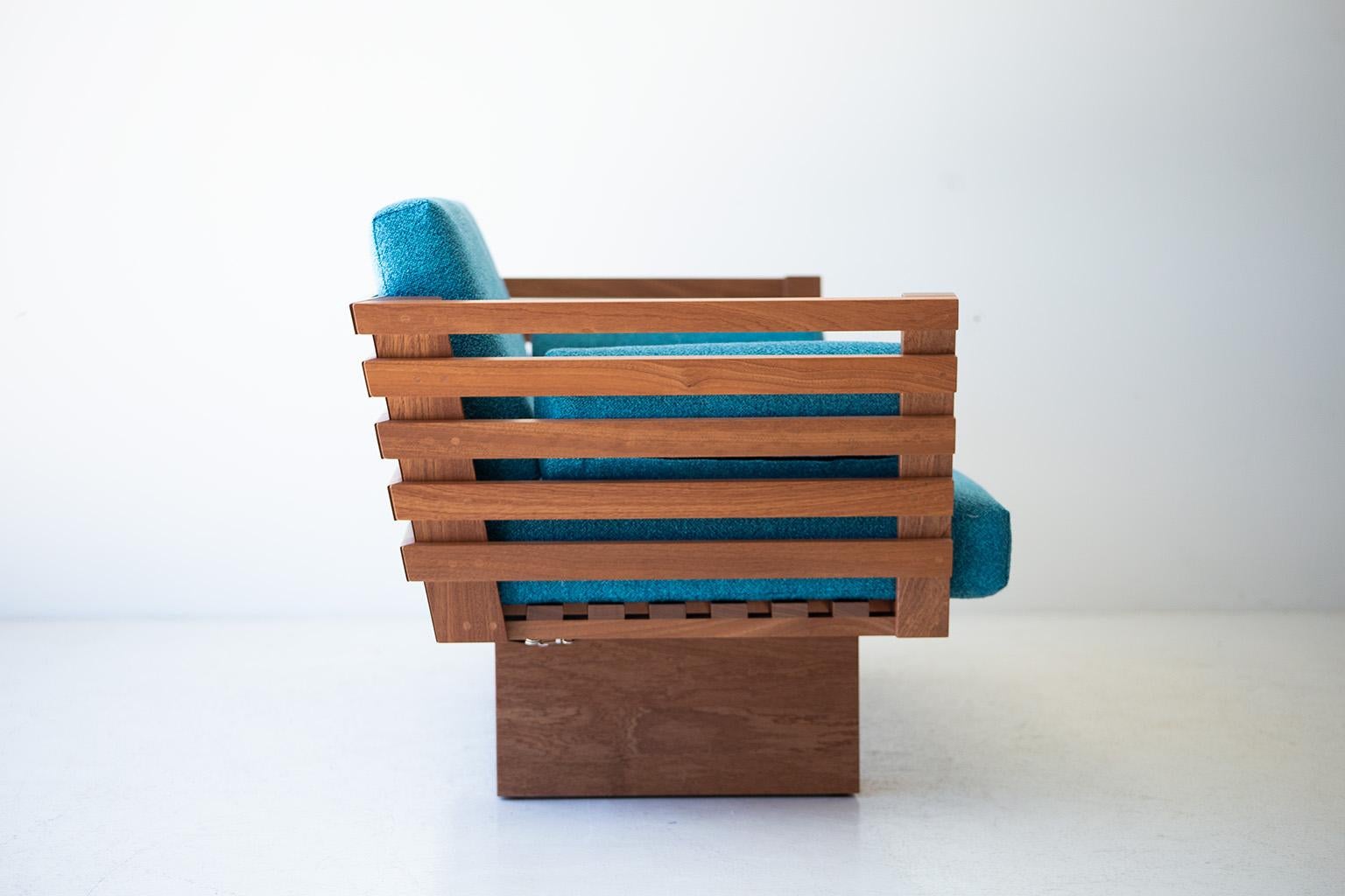 Dieses moderne Terrassenmöbel - Suelo Slatted Loveseat ist wunderschön in Ohio, USA, gefertigt. Diese Silhouette ist einfach, modern und schlank mit bequemen Rücken- und Sitzkissen. Der Holzrahmen ist für den Einsatz im Freien geeignet und mit einer