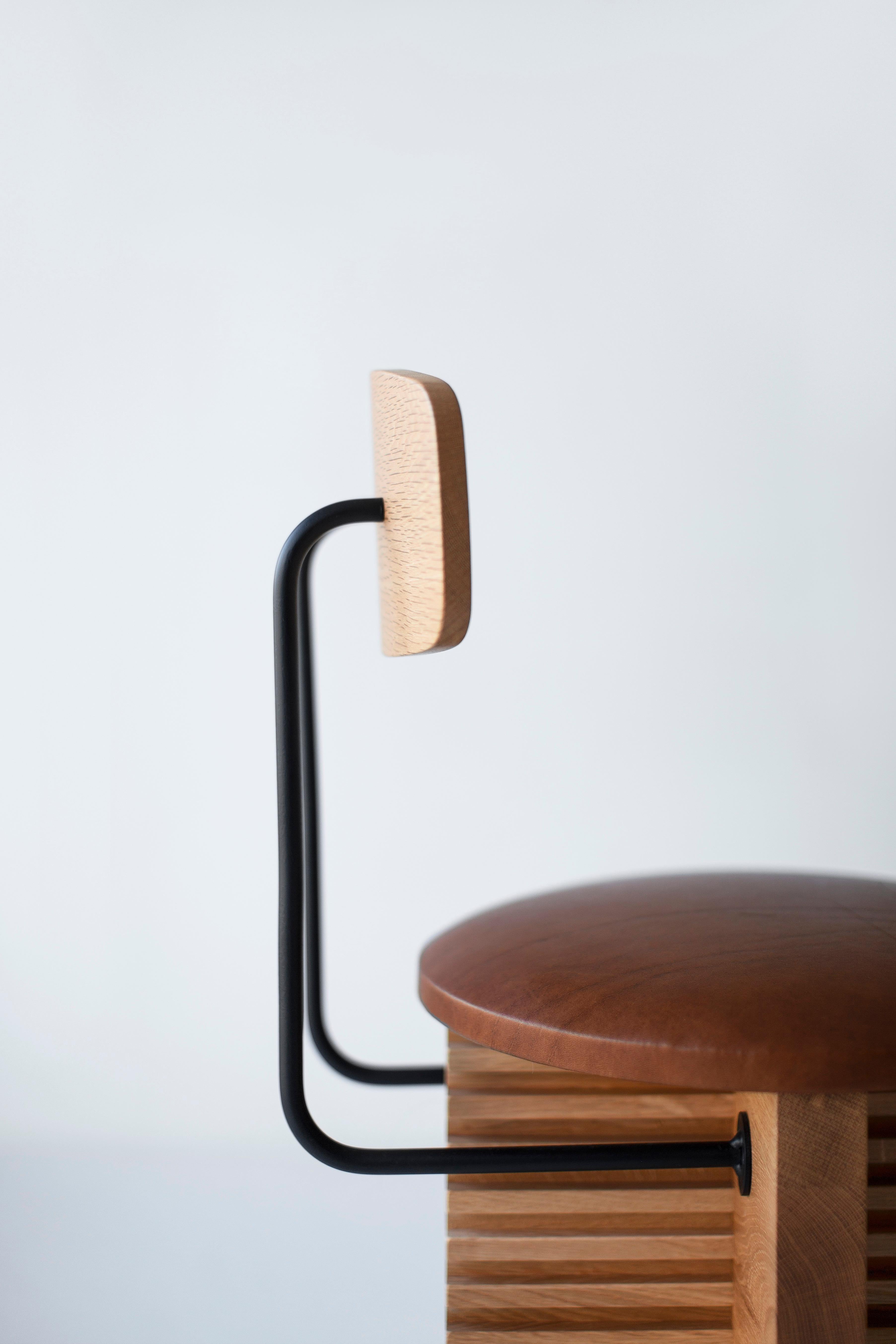 Estos taburetes de mostrador Cicely con respaldo de madera están magníficamente fabricados en roble blanco macizo en Ohio (EE.UU.). Este taburete fue descubierto en el mercado de High Point de primavera de 2022. Estos taburetes son modernos y