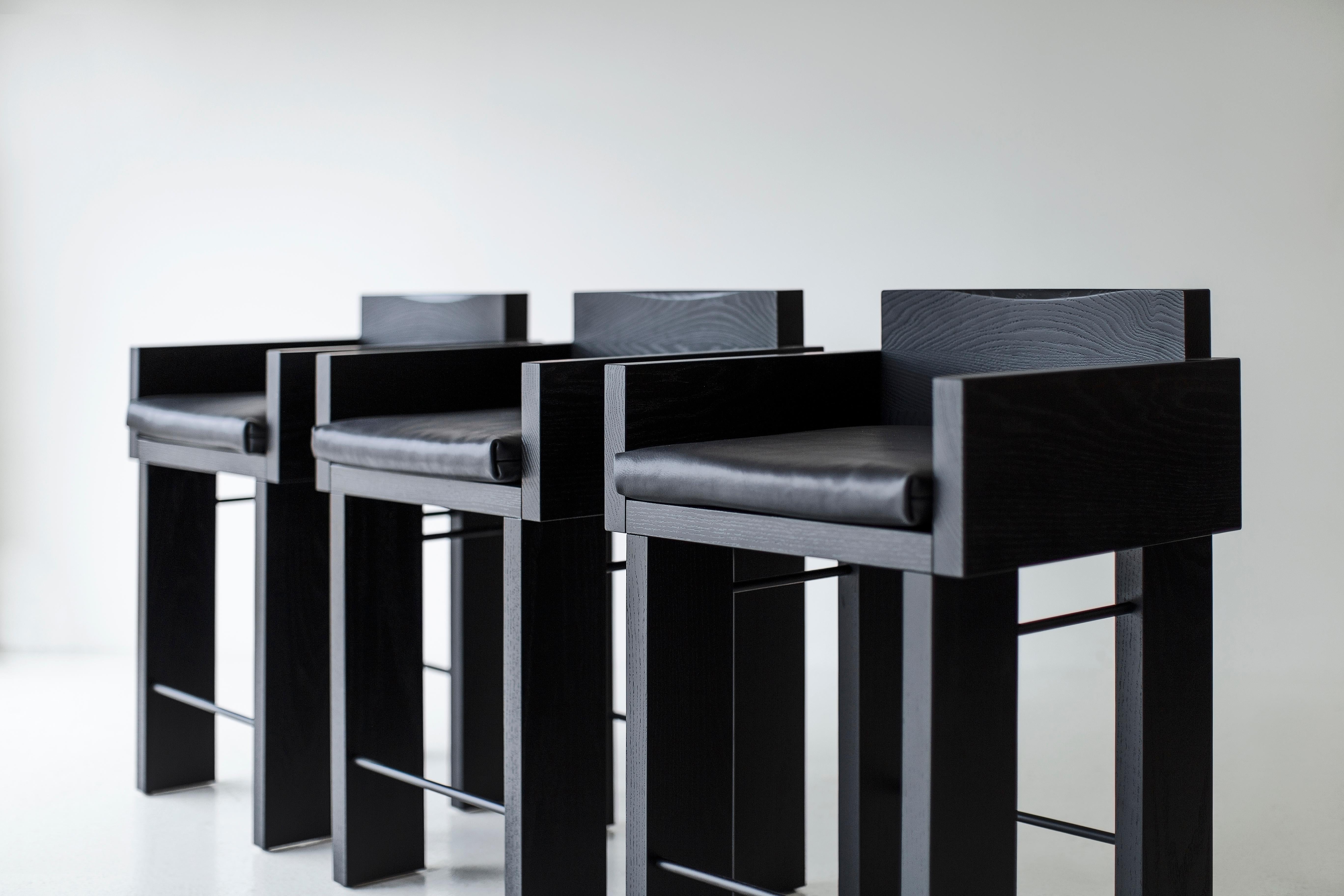 XXI secolo e contemporaneo Sgabelli Bertu, Sgabelli moderni Cile in rovere annerito, Oak Oak rosso in vendita