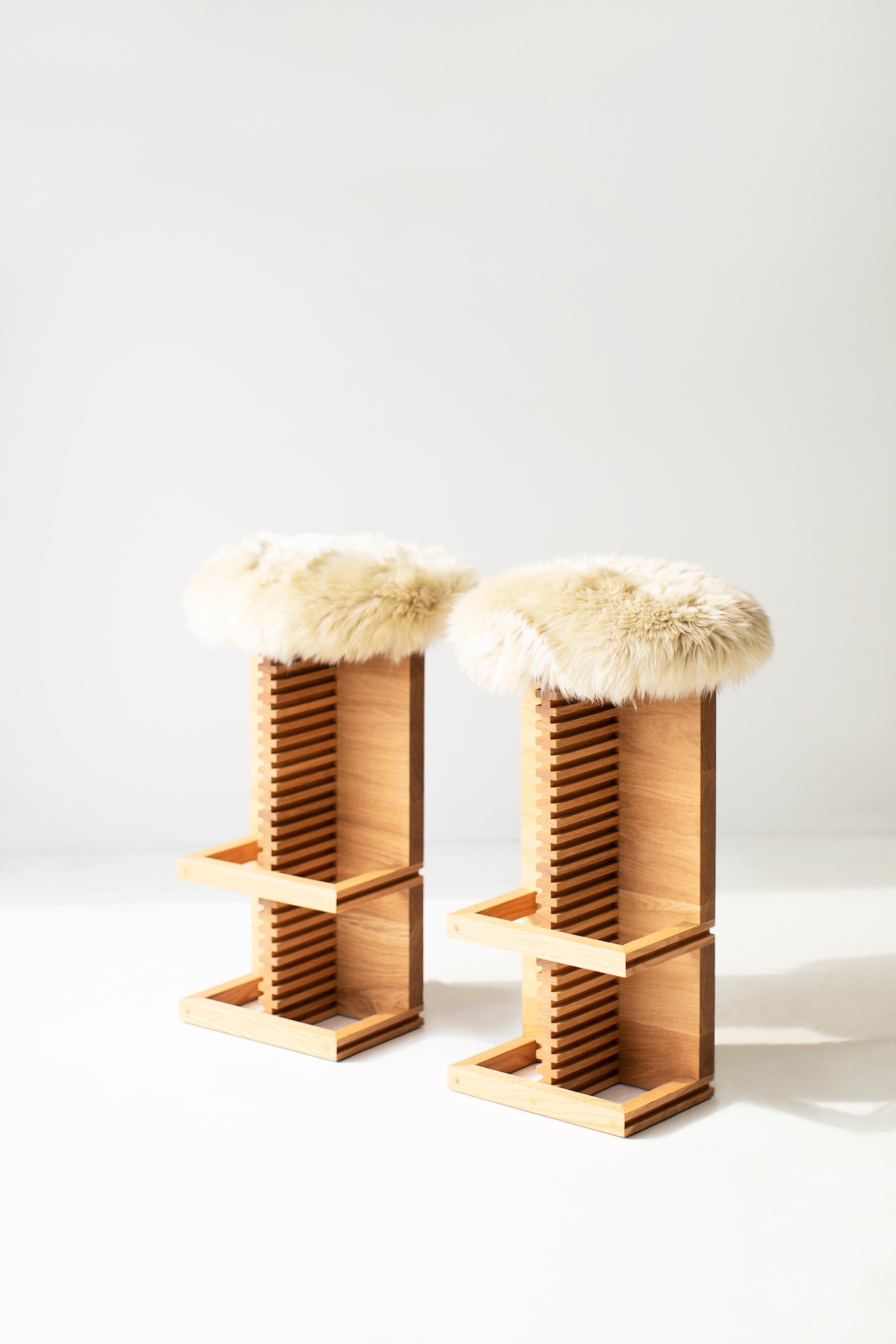 Bertu Hocker, Cicely Moderne Schafsfell-Barhocker, White Oak im Angebot 4