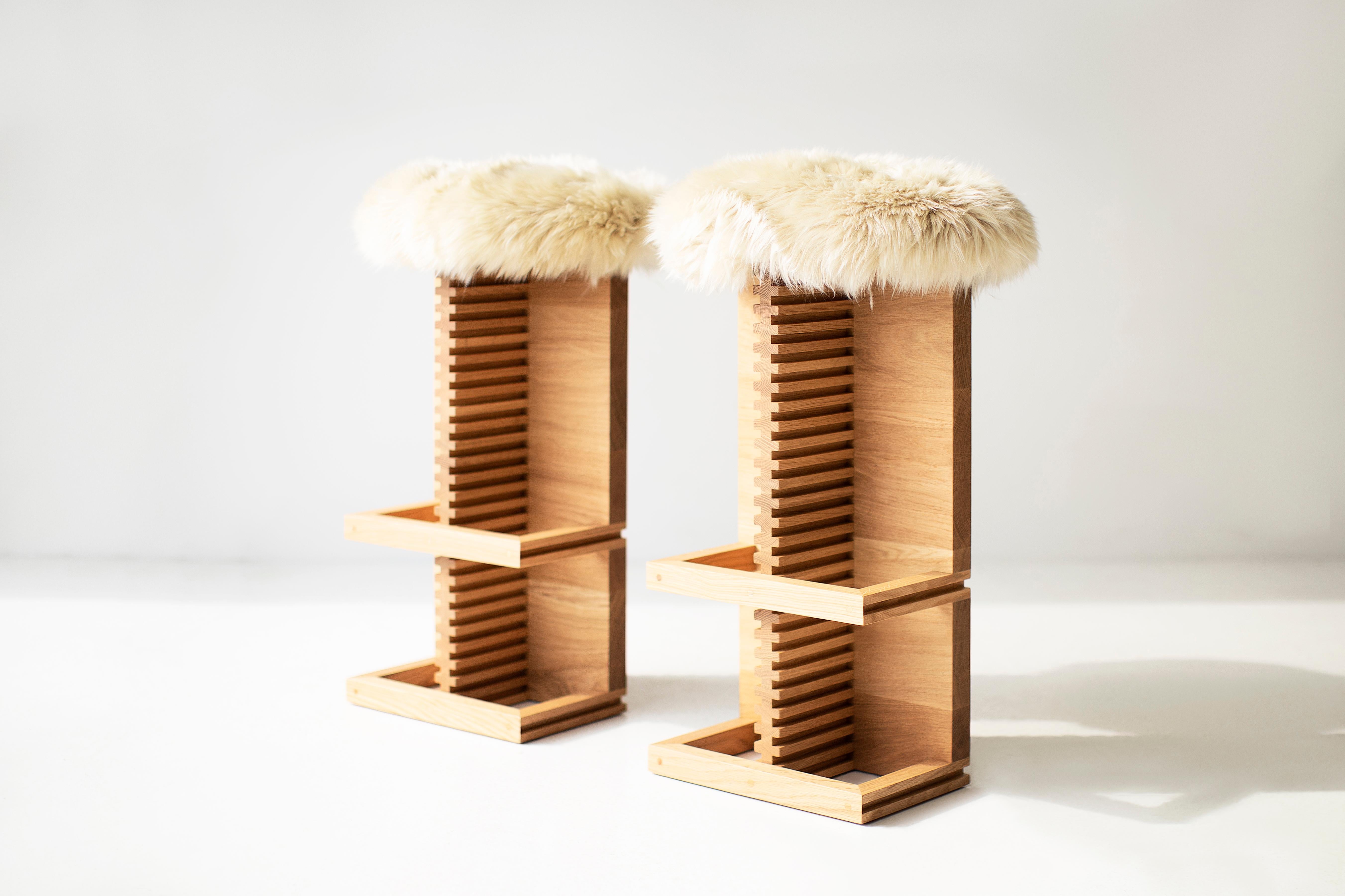 Bertu Hocker, Cicely Moderne Schafsfell-Barhocker, White Oak (amerikanisch) im Angebot