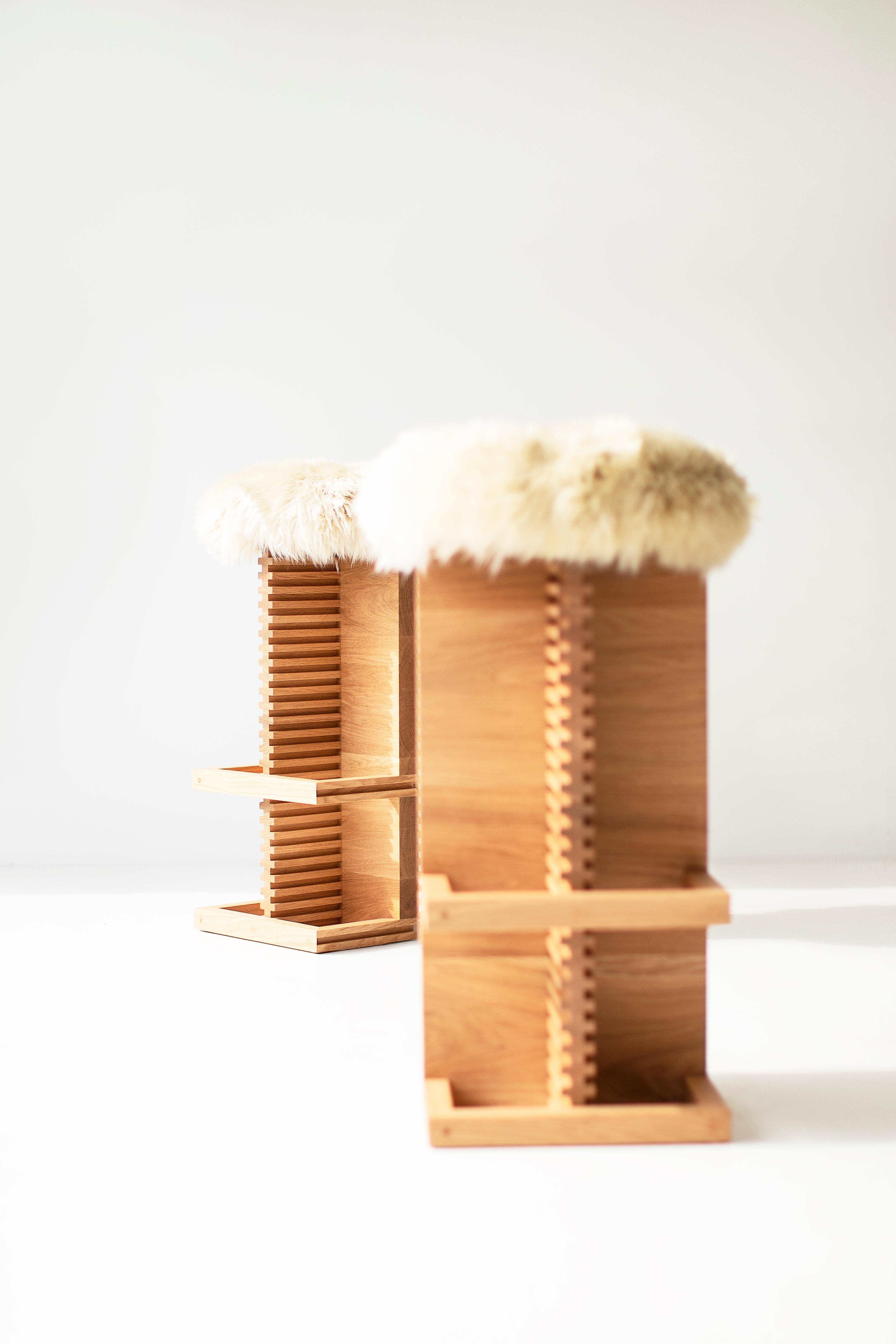 Bertu Hocker, Cicely Moderne Schafsfell-Barhocker, White Oak im Zustand „Neu“ im Angebot in Oak Harbor, OH