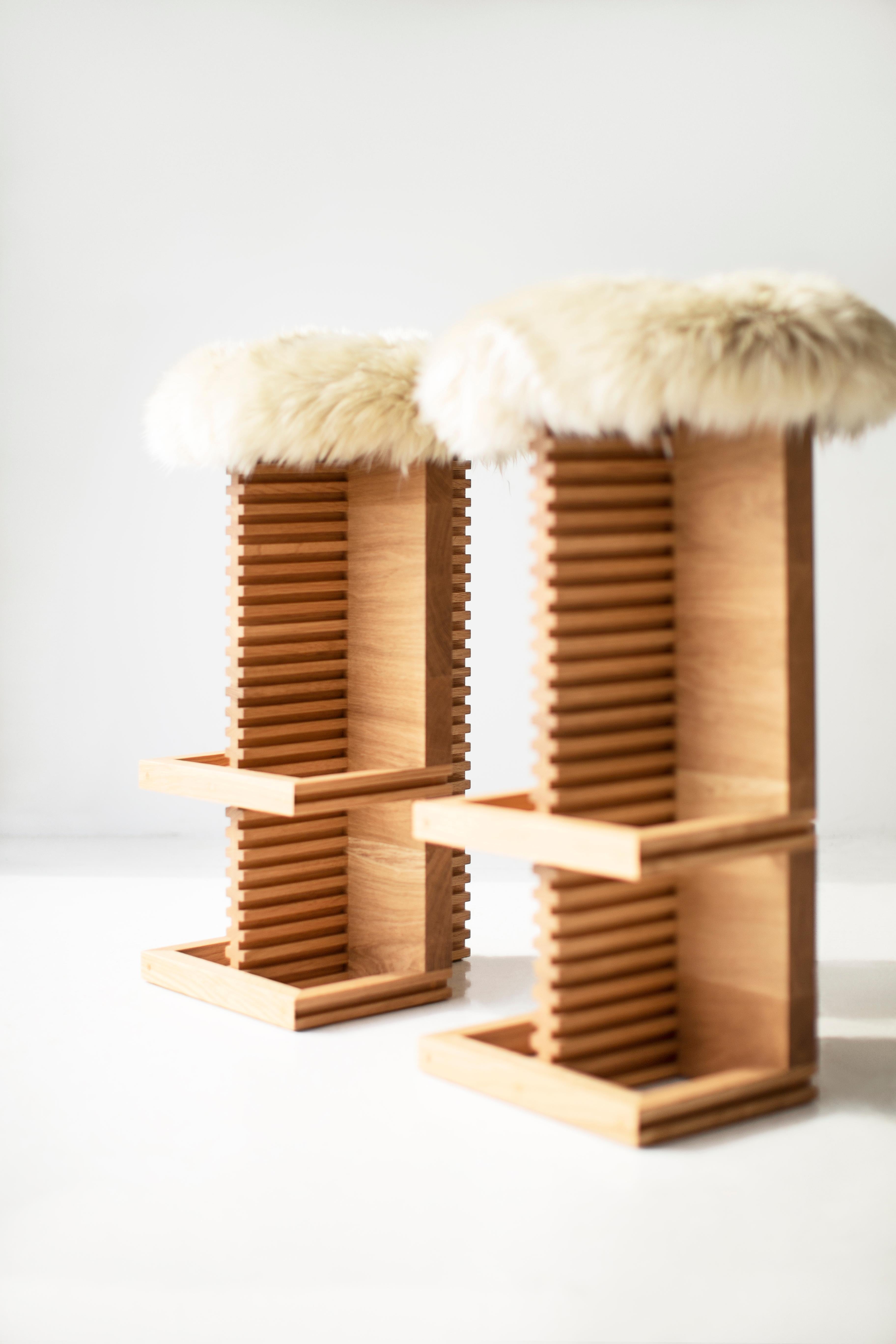 Bertu Hocker, Cicely Moderne Schafsfell-Barhocker, White Oak (21. Jahrhundert und zeitgenössisch) im Angebot