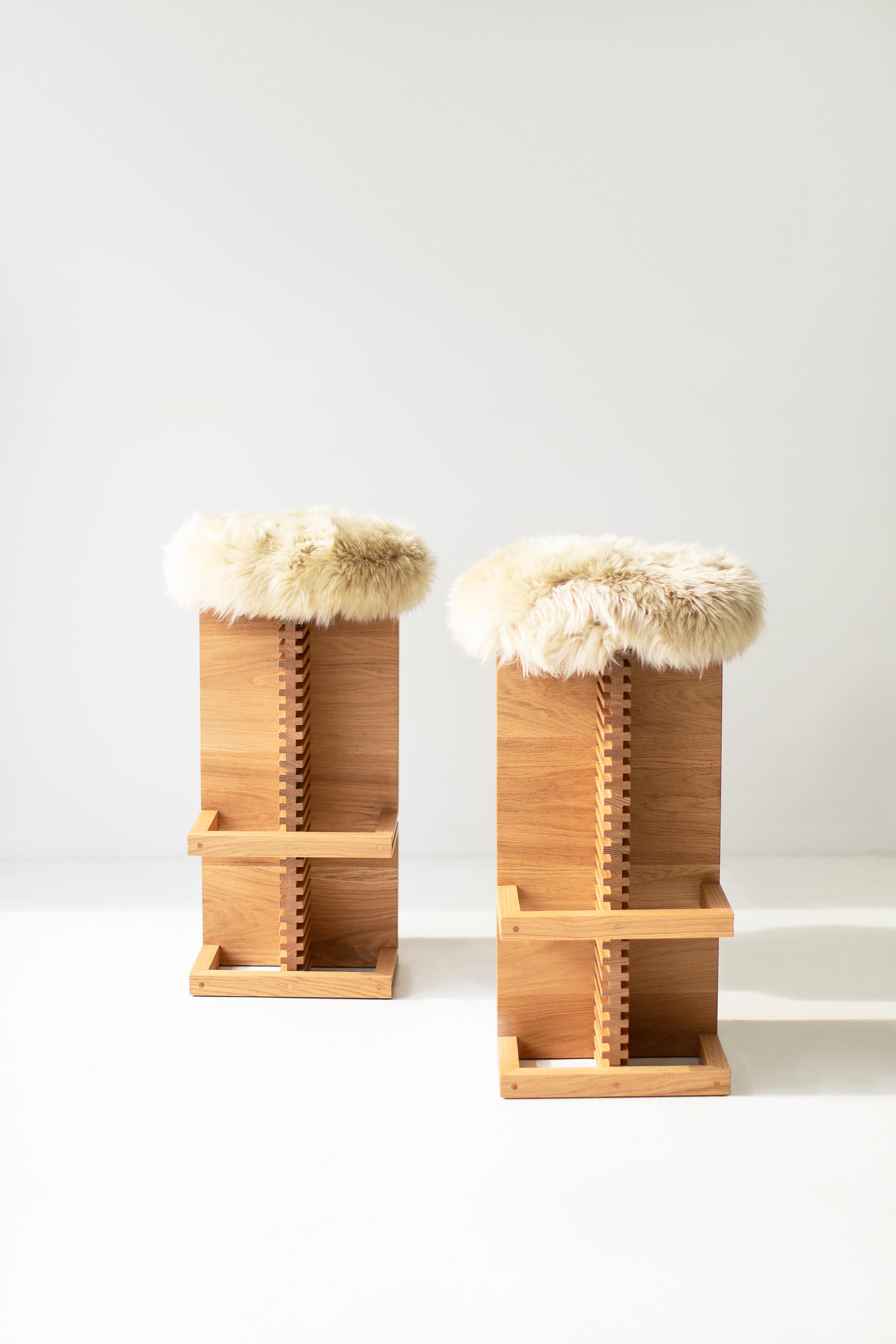 Bertu Hocker, Cicely Moderne Schafsfell-Barhocker, White Oak (Eichenholz) im Angebot