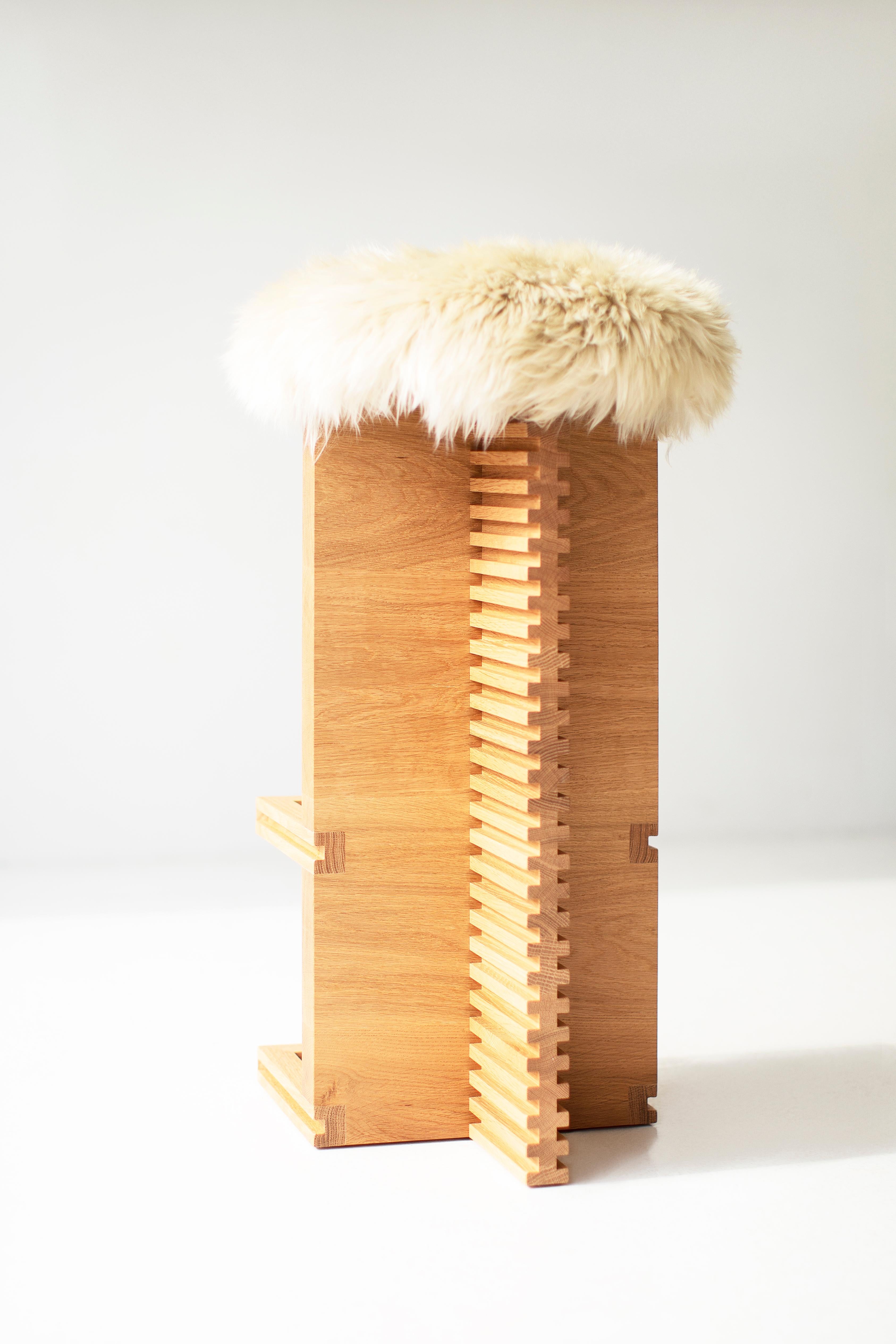 Bertu Hocker, Cicely Moderne Schafsfell-Barhocker, White Oak im Angebot 1