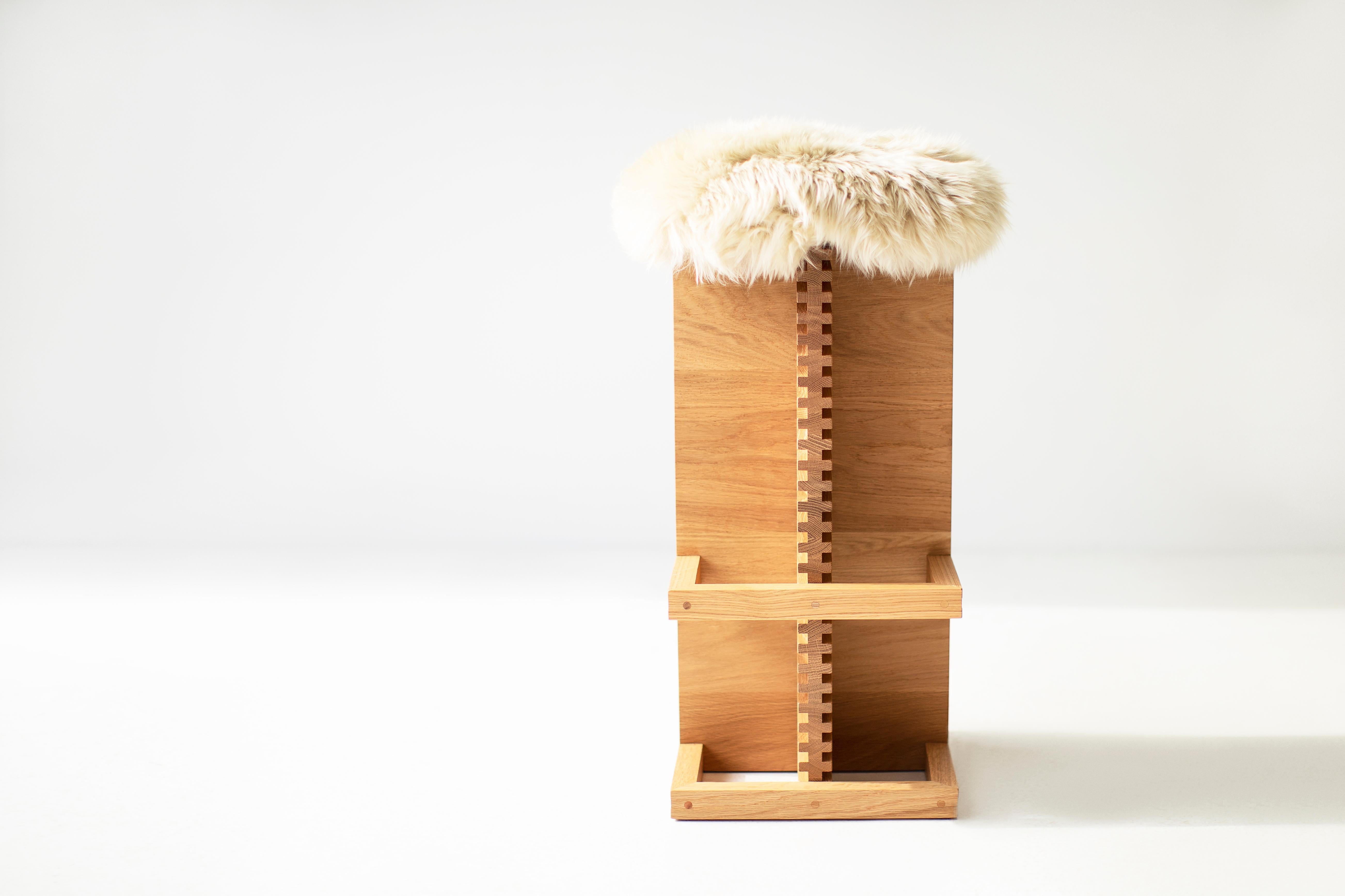 Bertu Hocker, Cicely Moderne Schafsfell-Barhocker, White Oak im Angebot 3