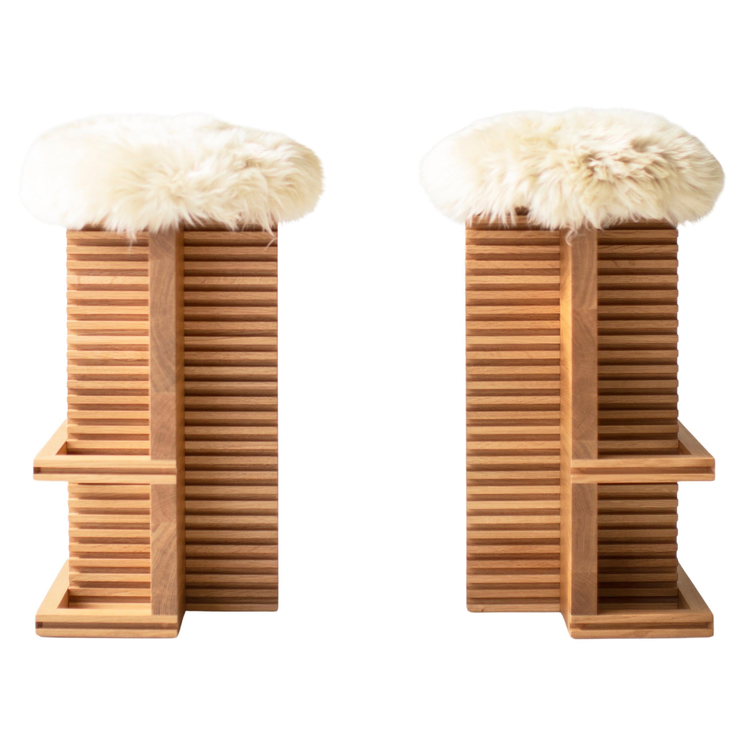 Bertu Hocker, Cicely Moderne Schafsfell-Barhocker, White Oak im Angebot
