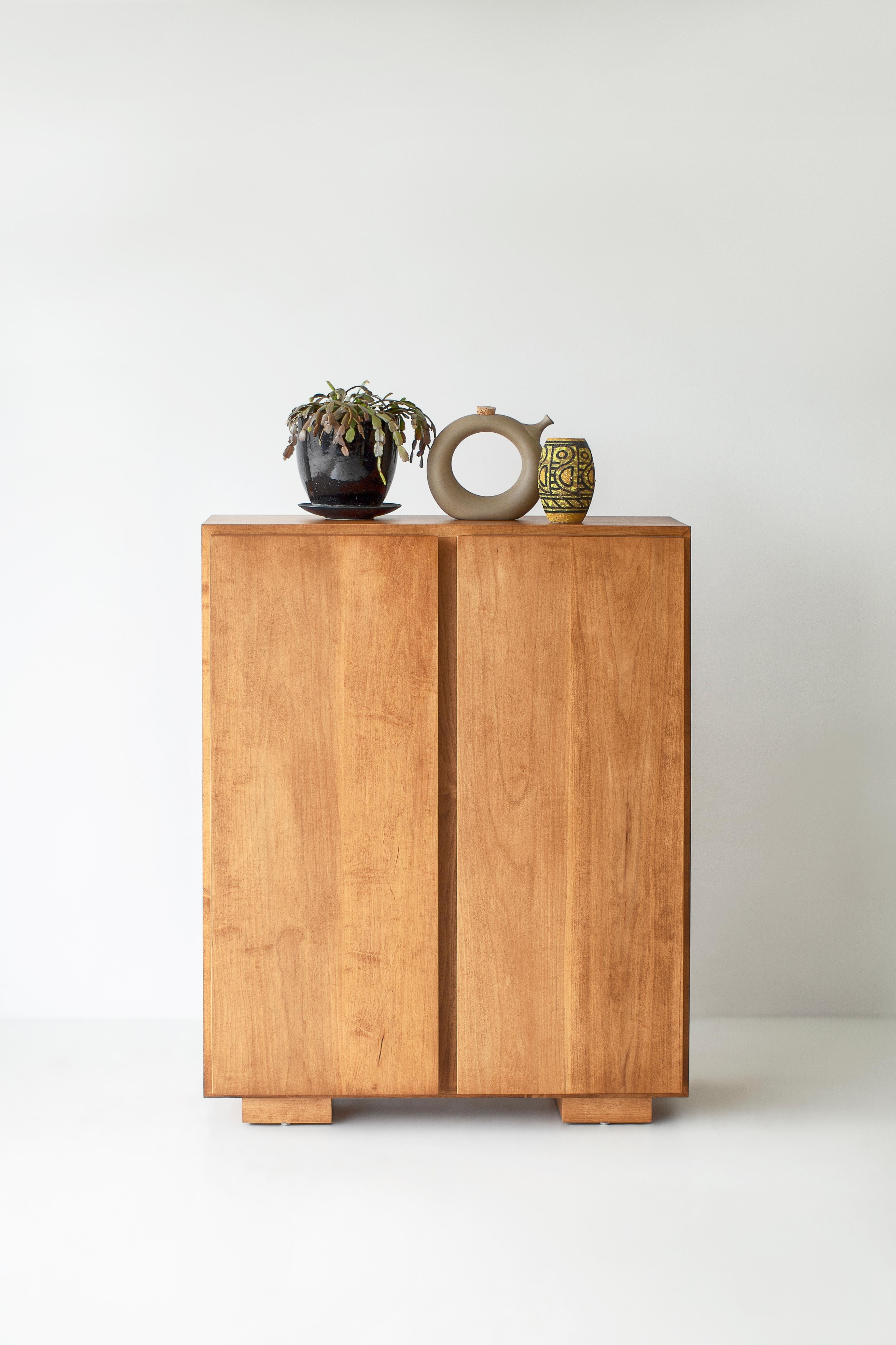 Cette armoire Carsen en érable est fabriquée au cœur de l'Ohio avec du bois d'origine locale. Chaque unité est fabriquée à la main en érable massif (ou dans le bois de votre choix) et recouverte d'une magnifique finition mate de qualité commerciale.