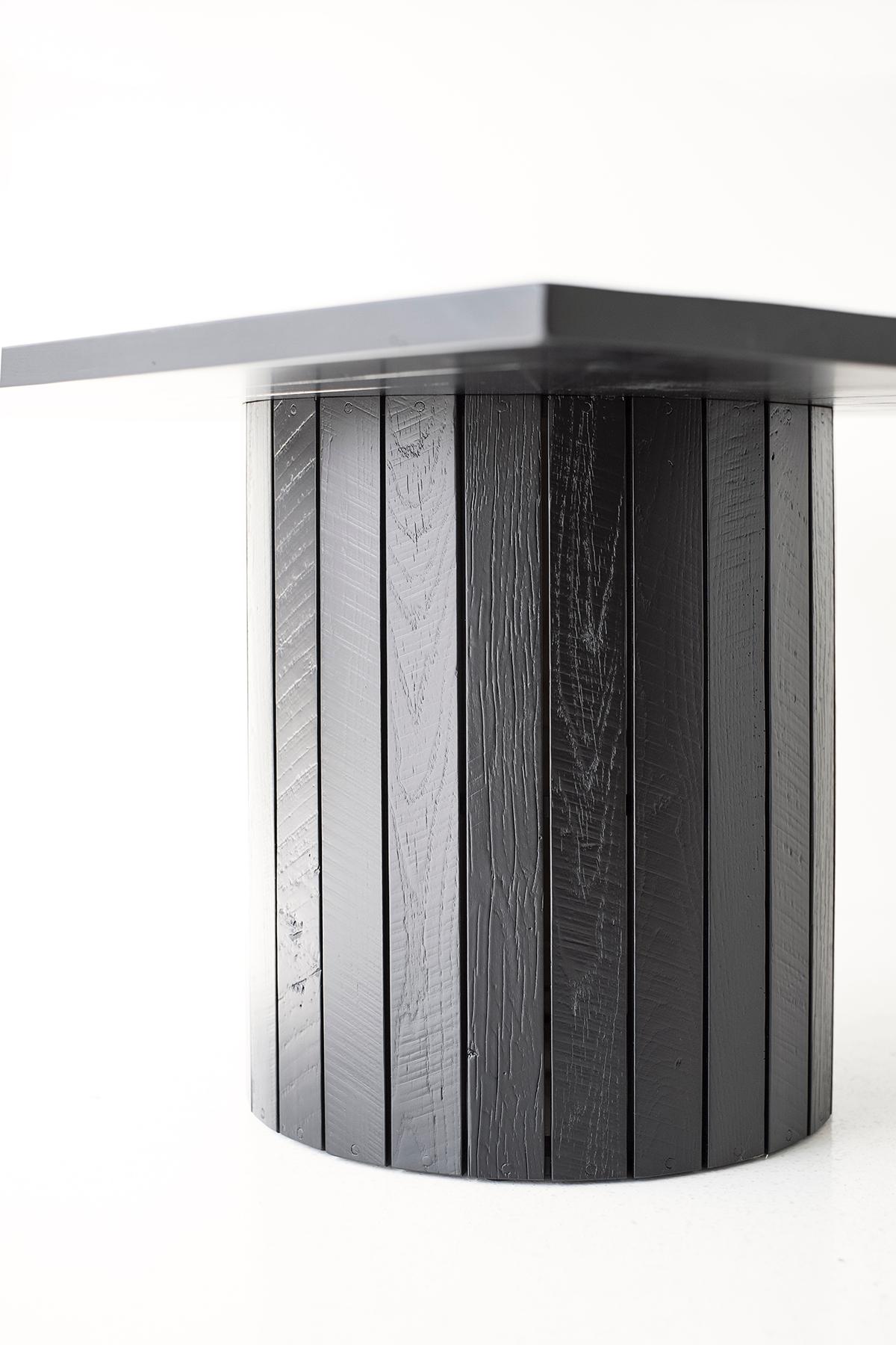 Cette table de salle à manger en bois recyclé noir - The Bellhop est fabriquée au cœur de l'Ohio avec du bois recyclé d'origine locale. Nous utilisons la table à la fois comme table à manger moderne et comme bureau. Chaque table est fabriquée à la