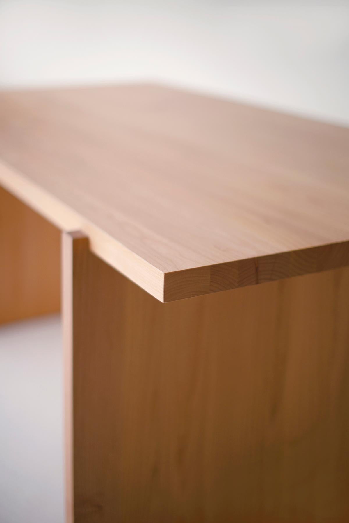 Cette table de salle à manger Rockefeller en bois naturel est fabriquée au cœur de l'Ohio avec du bois d'origine locale. Nous utilisons la table à la fois comme table à manger et comme bureau. Chaque table est fabriquée à la main avec de l'aulne