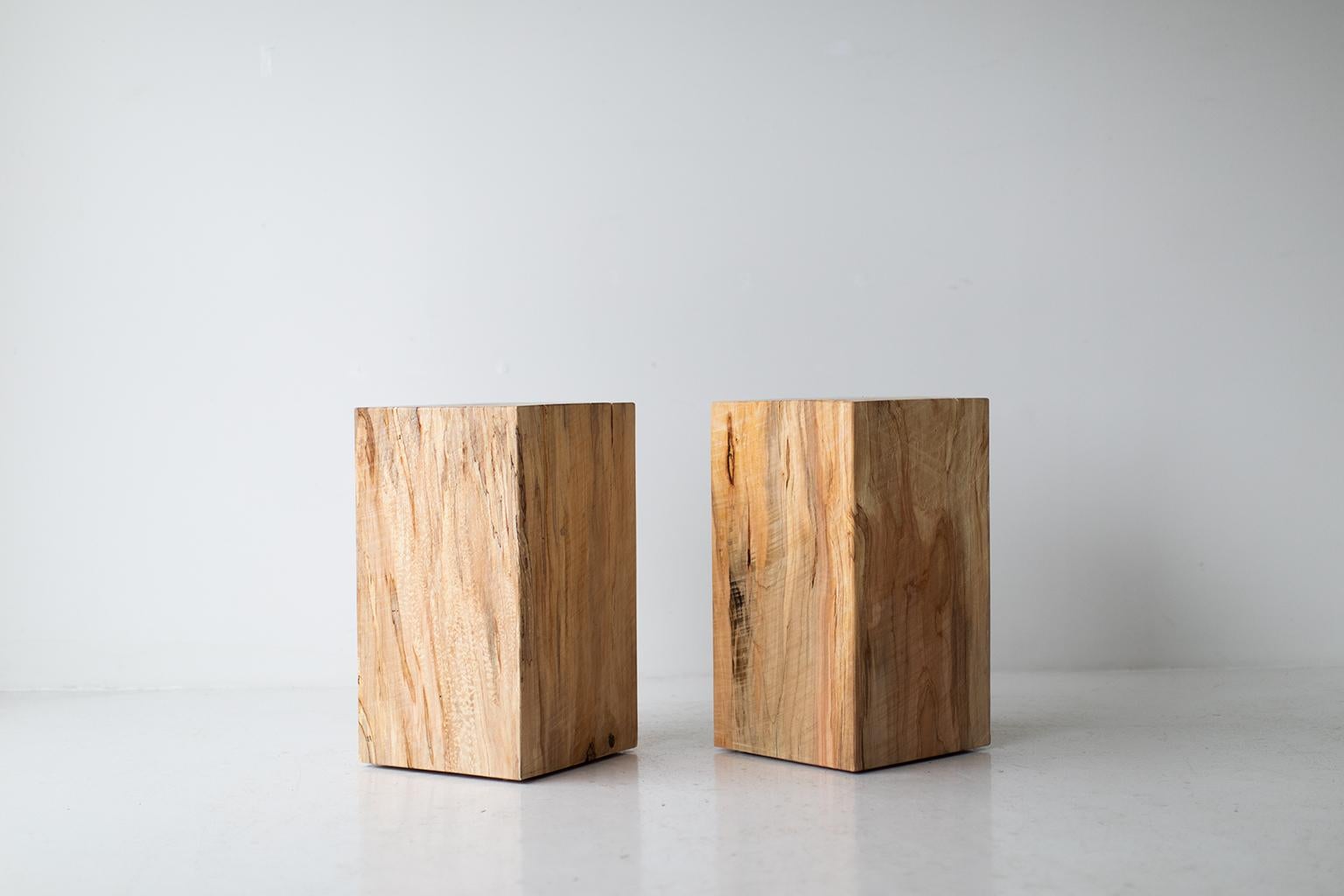 Moderne Tables d'appoint en bois de Bertu, table d'appoint carrée, finition en érable et qualité commerciale en vente