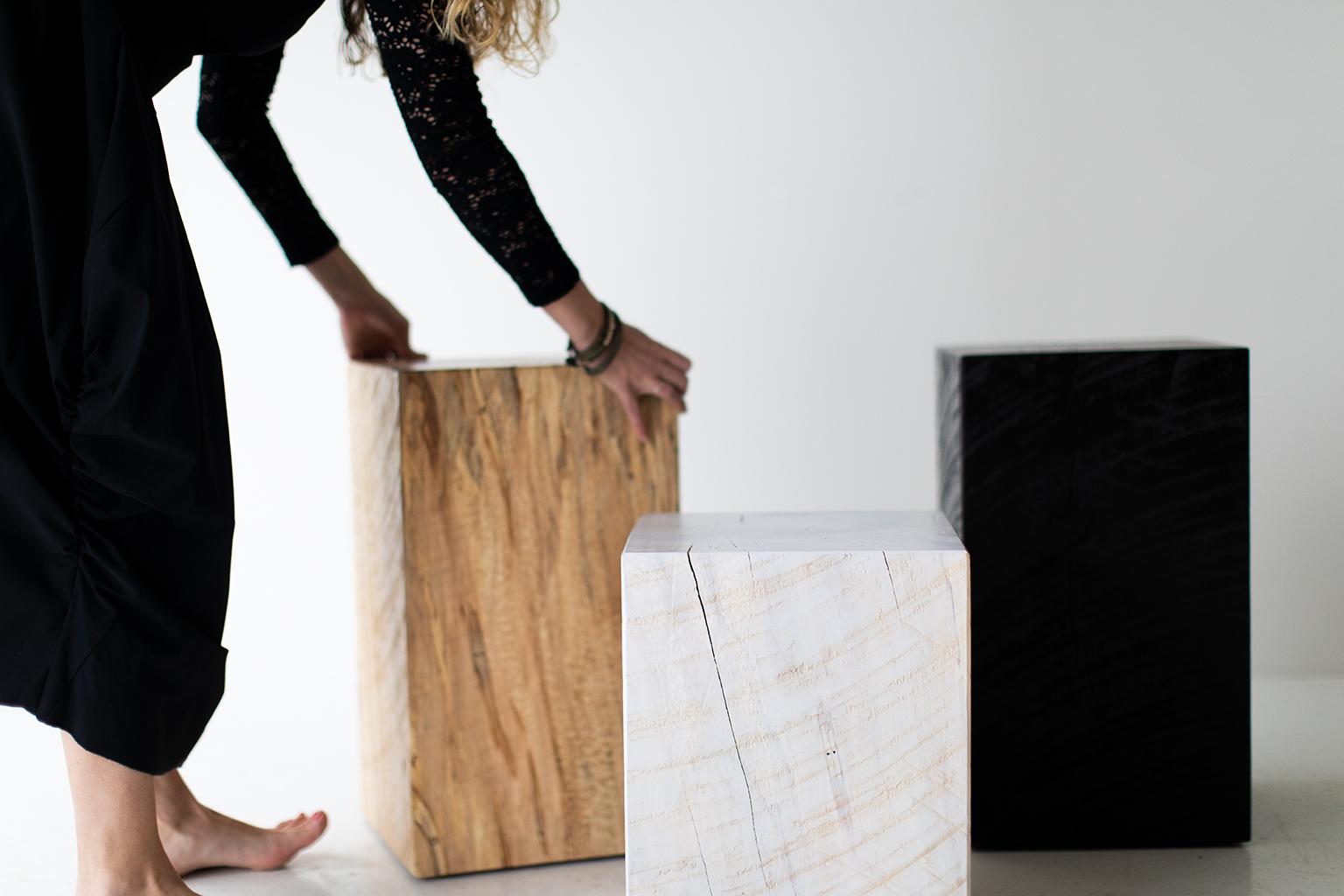Mesas auxiliares de madera Bertu, Blanco Negro Mesas auxiliares cuadradas de madera natural Moderno orgánico en venta