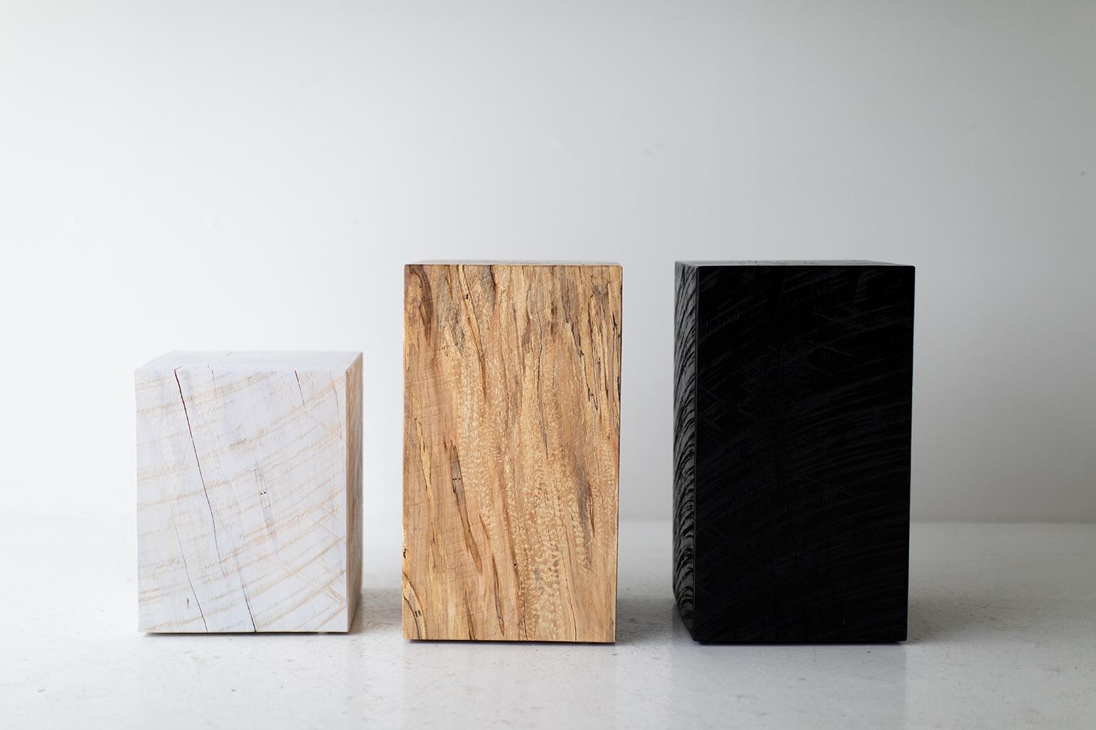 Beistelltische aus Bertu-Holz, weiß-schwarze, quadratische Beistelltische aus Naturholz (amerikanisch) im Angebot