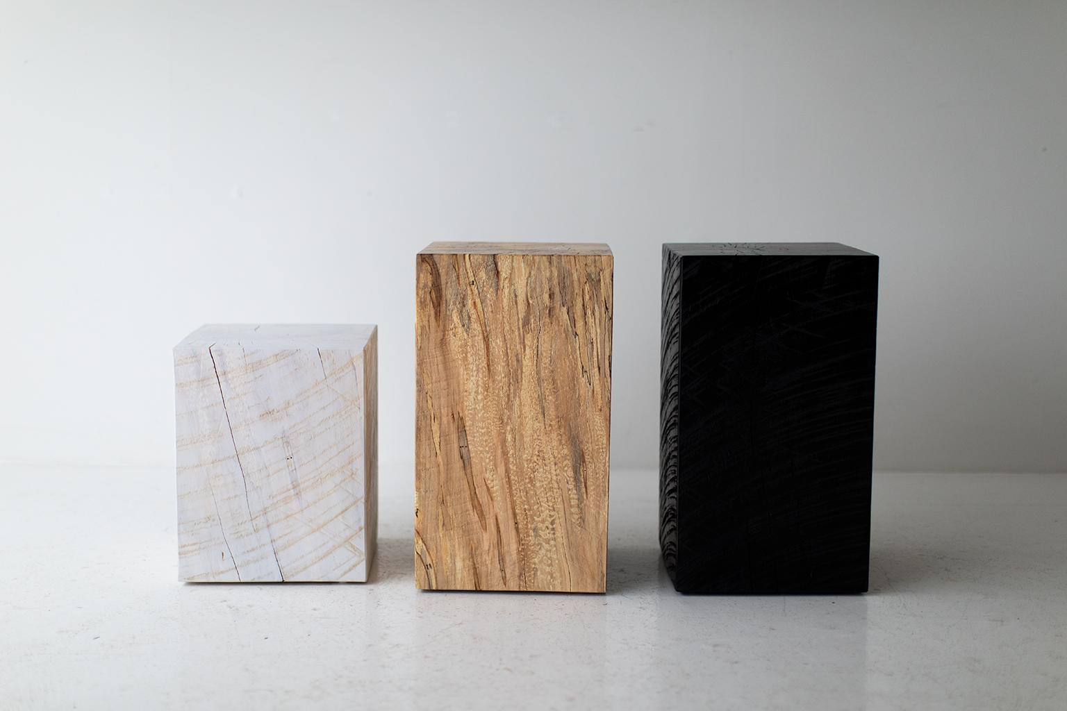 Beistelltische aus Bertu-Holz, weiß-schwarze, quadratische Beistelltische aus Naturholz (21. Jahrhundert und zeitgenössisch) im Angebot