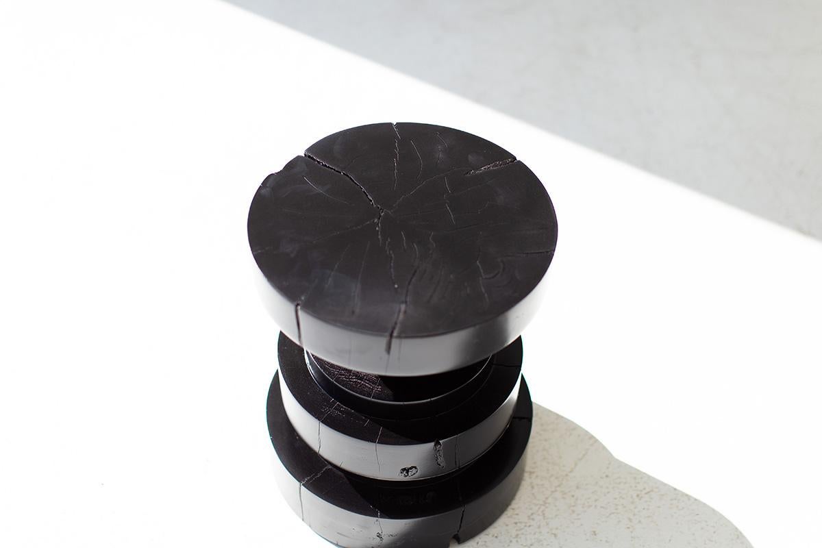 Moderne Tabouret Bertu, Tabouret Tulum Black Wood, Cèdre rouge en vente