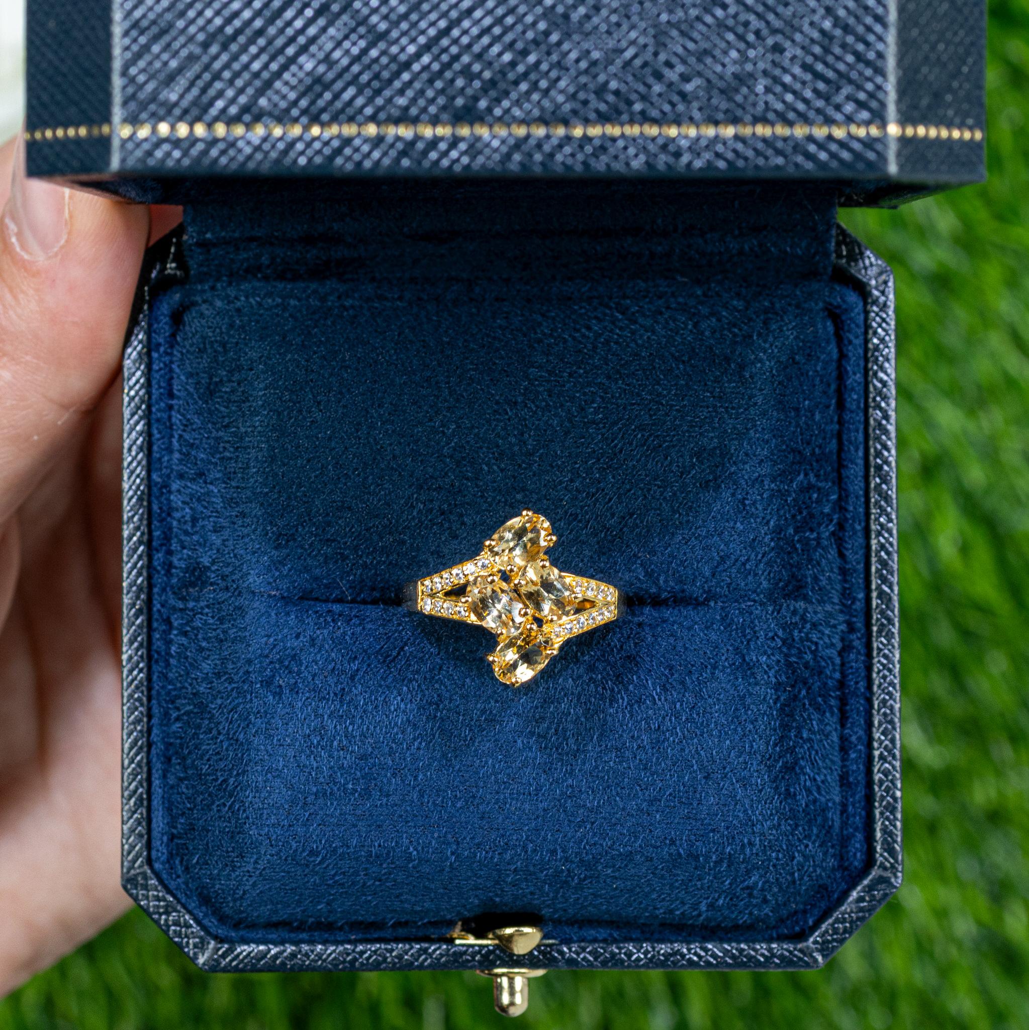 Il est accompagné d'une évaluation gemmologique par la GIA (GG/AJP).
4 béryls jaunes = 1,60 carats
20 Zircons blancs = 0,15 carats
Métal : argent sterling plaqué or jaune 24K
Taille de la bague : 7* US
*Il peut être redimensionné en fonction des