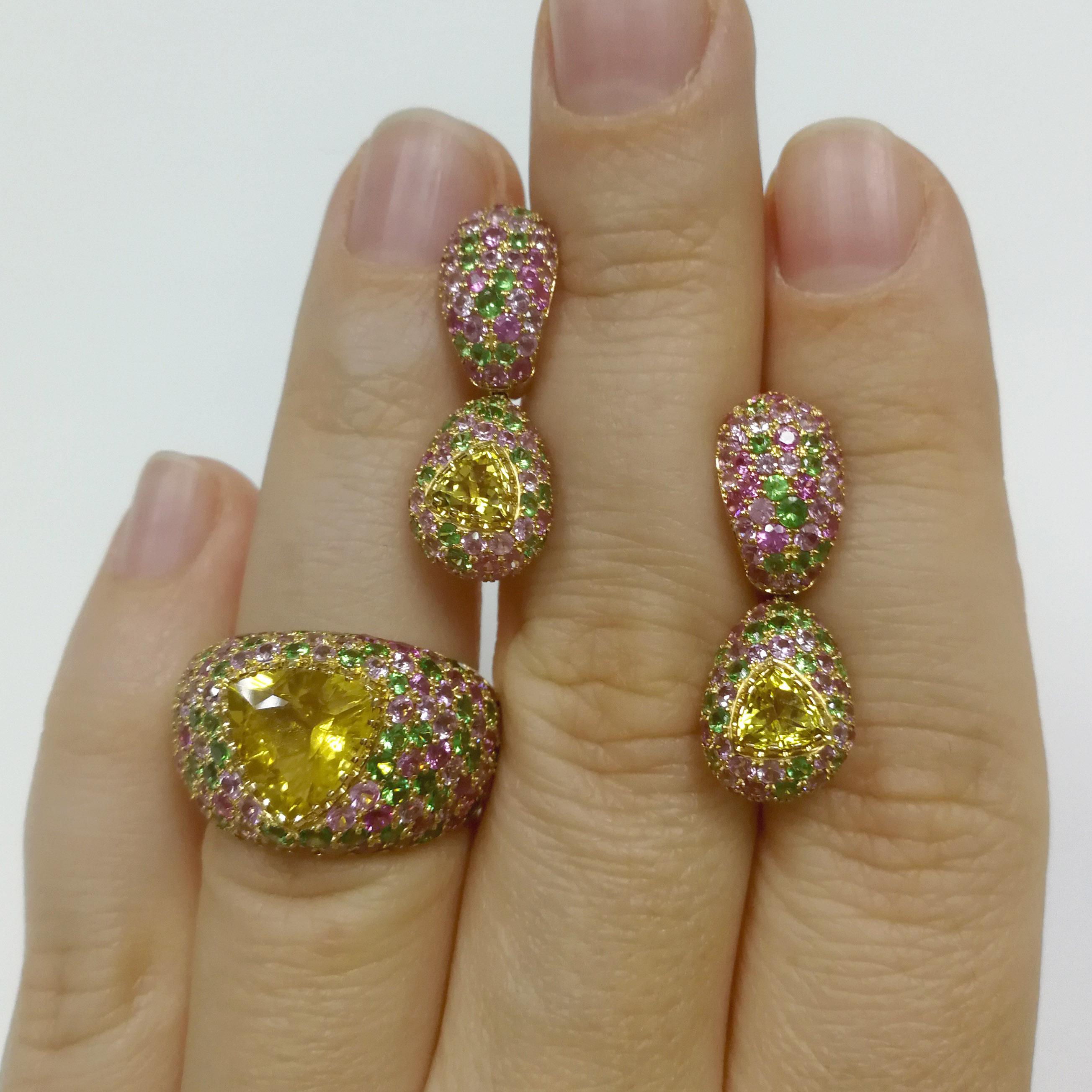 Beryl Pink Sapphires Tsavorites Yellow 18 Karat Gold Riviera Suite
The name and the variety of colours in this collection are associated with the bright Italian and French Riviera, vivid and colourful houses and sun reflections on the water. A place