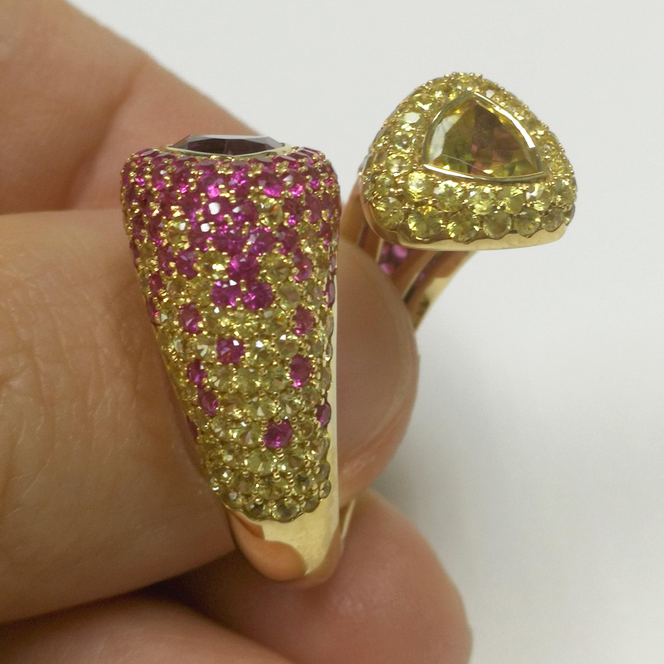 Riviera-Ring, Beryll Rosa Turmalin Gelb Rosa Saphire Gelb 18 Karat Gold im Zustand „Neu“ im Angebot in Bangkok, TH