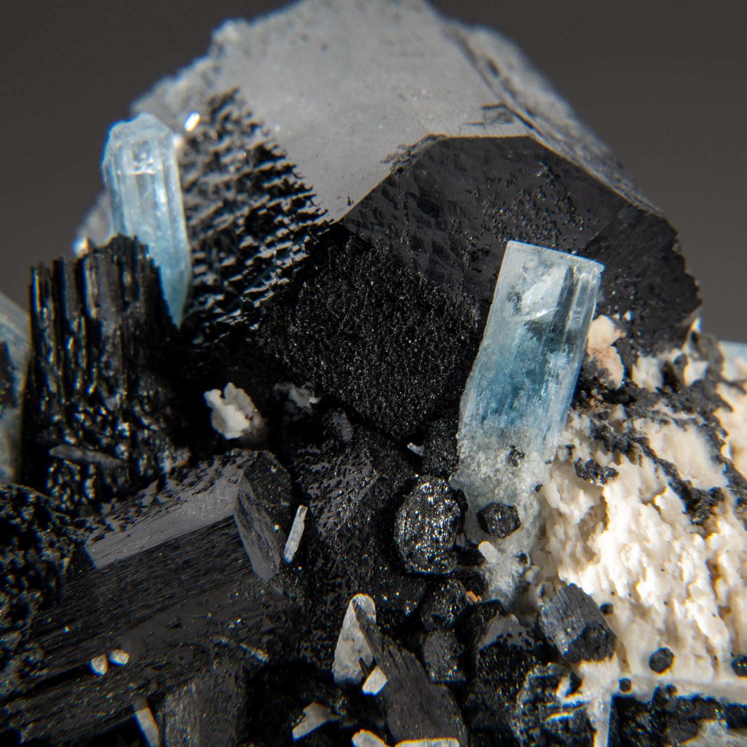 Beryll var. Aquamarin mit Foitit-Turmalin aus dem Erongo-Gebirge, Namibia (Namibisch)