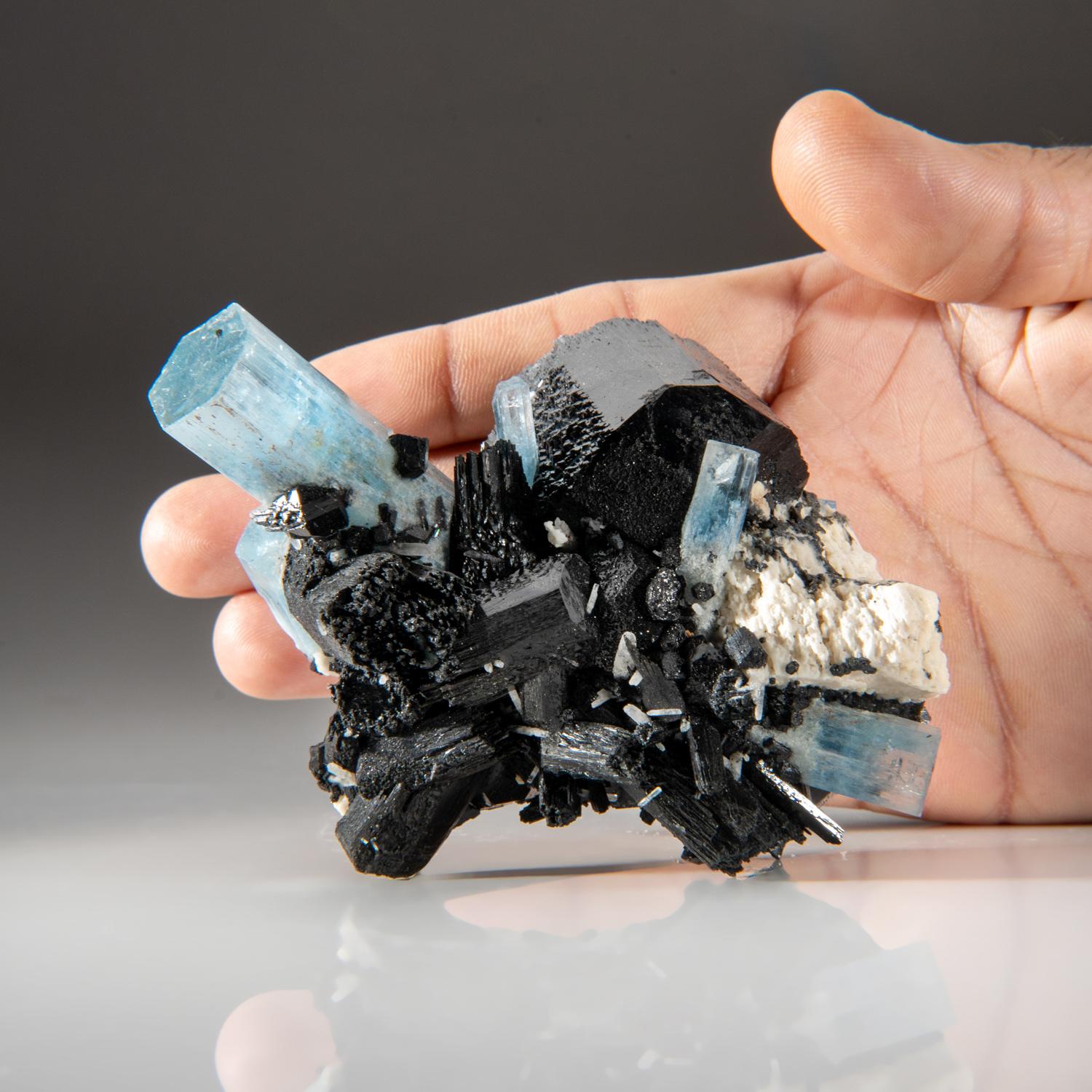 Beryll var. Aquamarin mit Foitit-Turmalin aus dem Erongo-Gebirge, Namibia im Zustand „Neu“ in New York, NY