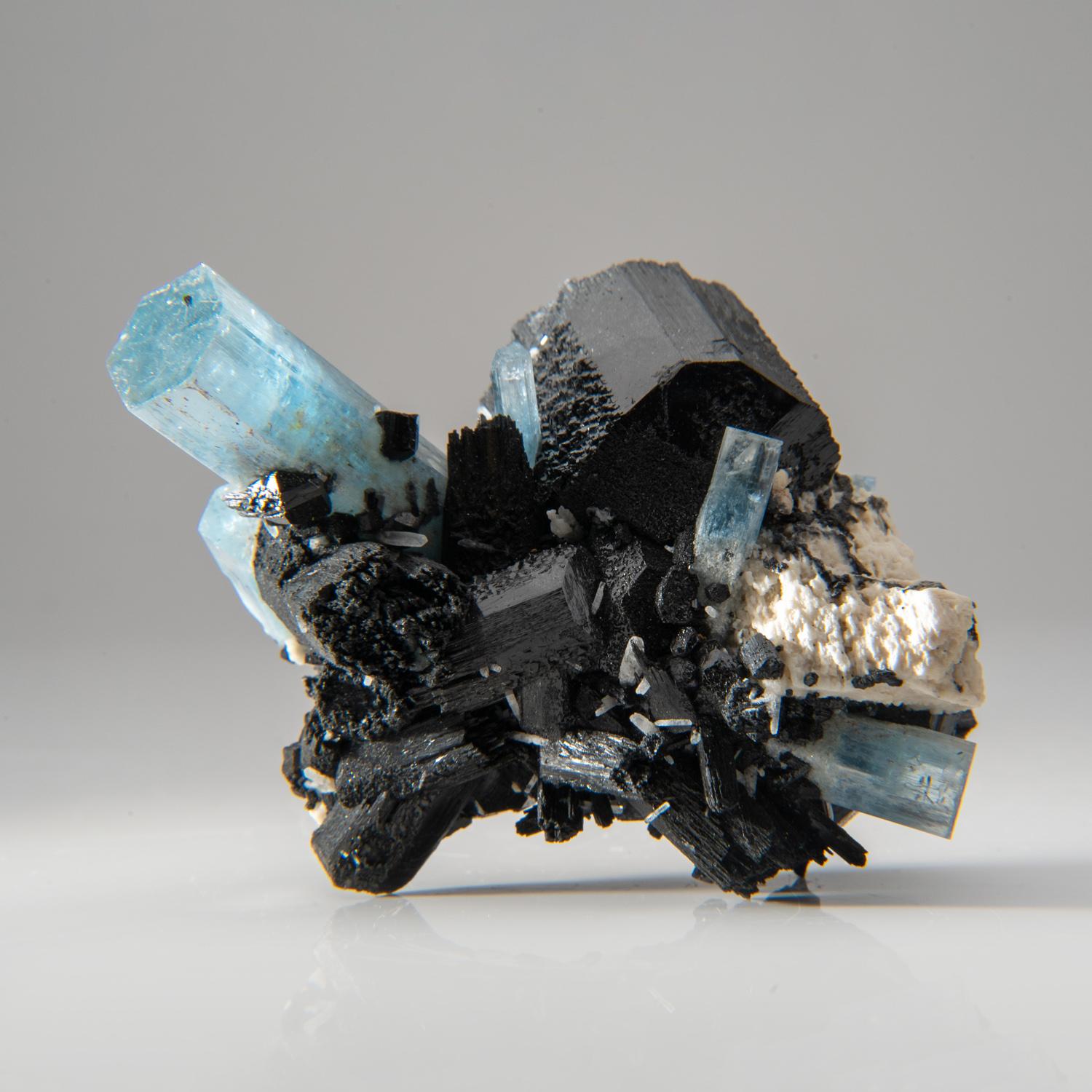 Beryll var. Aquamarin mit Foitit-Turmalin aus dem Erongo-Gebirge, Namibia (21. Jahrhundert und zeitgenössisch)
