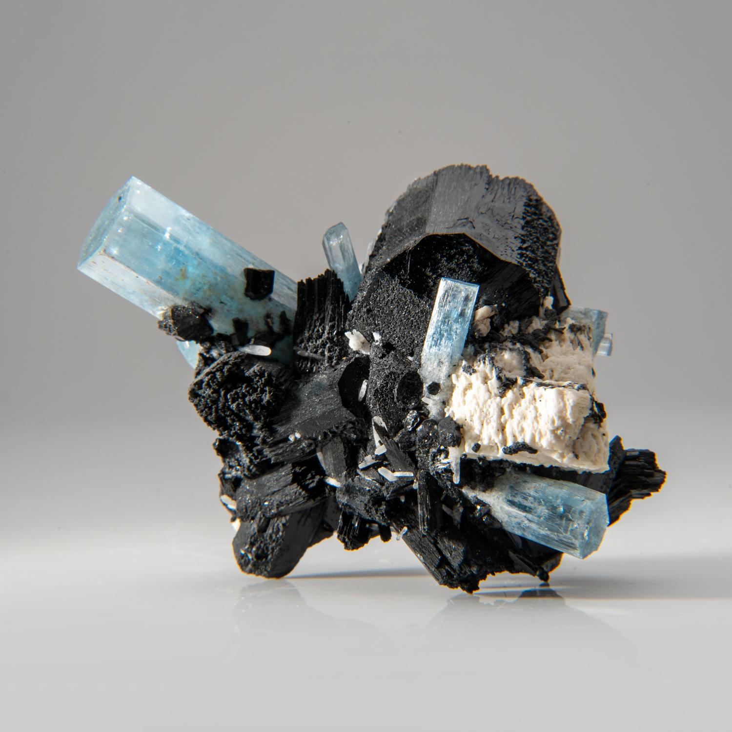 Beryll var. Aquamarin mit Foitit-Turmalin aus dem Erongo-Gebirge, Namibia (Sonstiges)