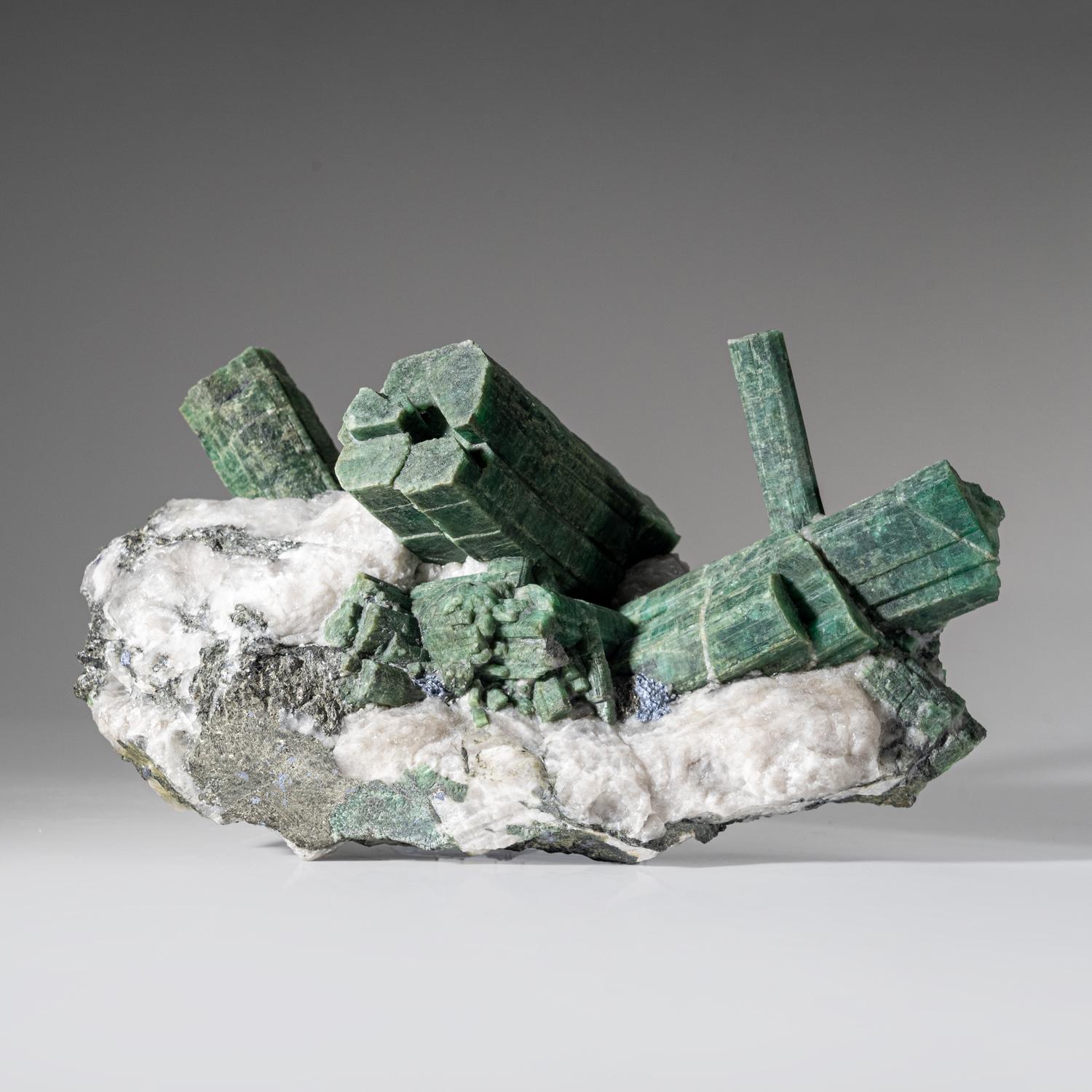 Beryl var. Emerald on Quartz Biotite from Socoto, Bahia, Brazil In New Condition For Sale In New York, NY