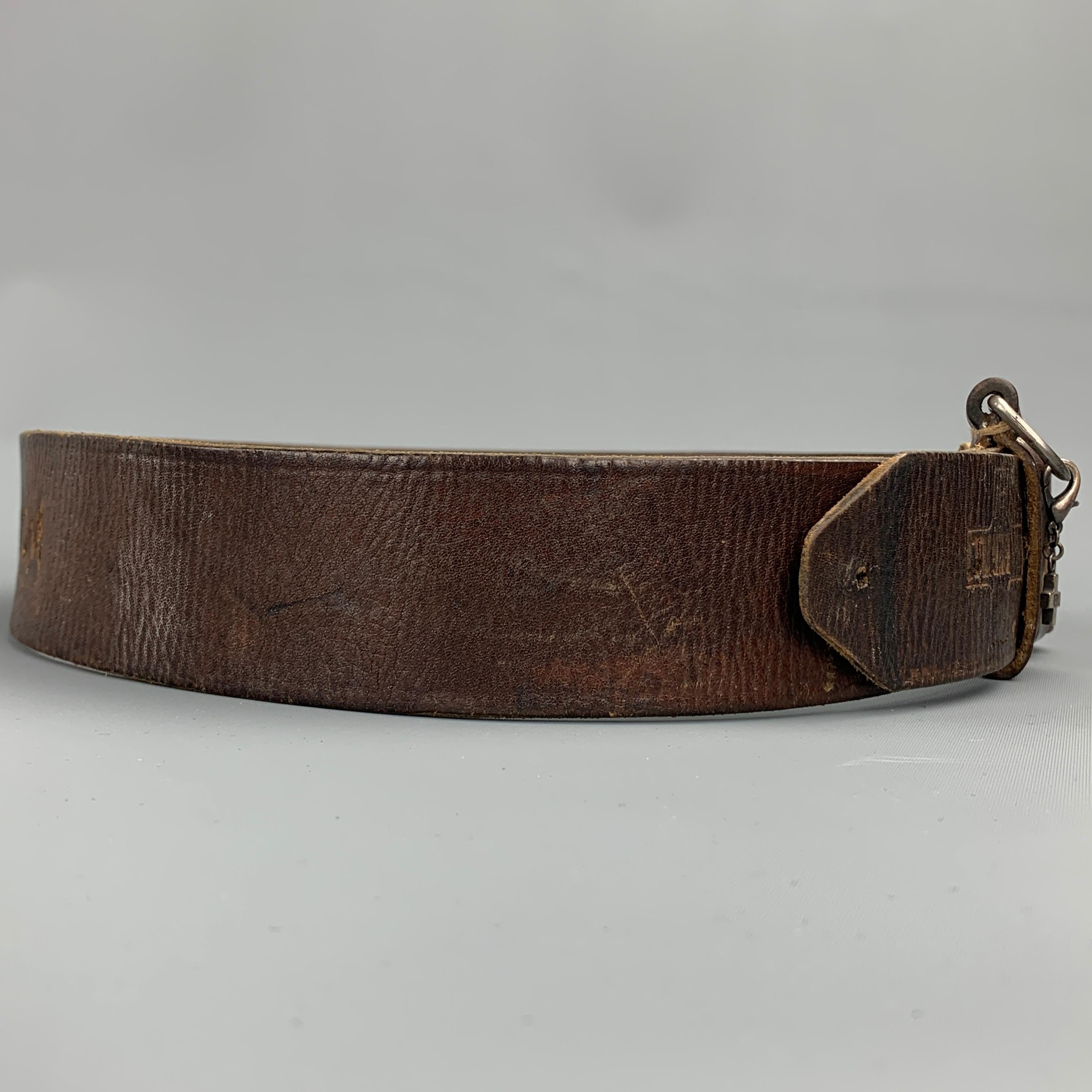 BERYLL belt comes in brown distressed leather featuring a carved 