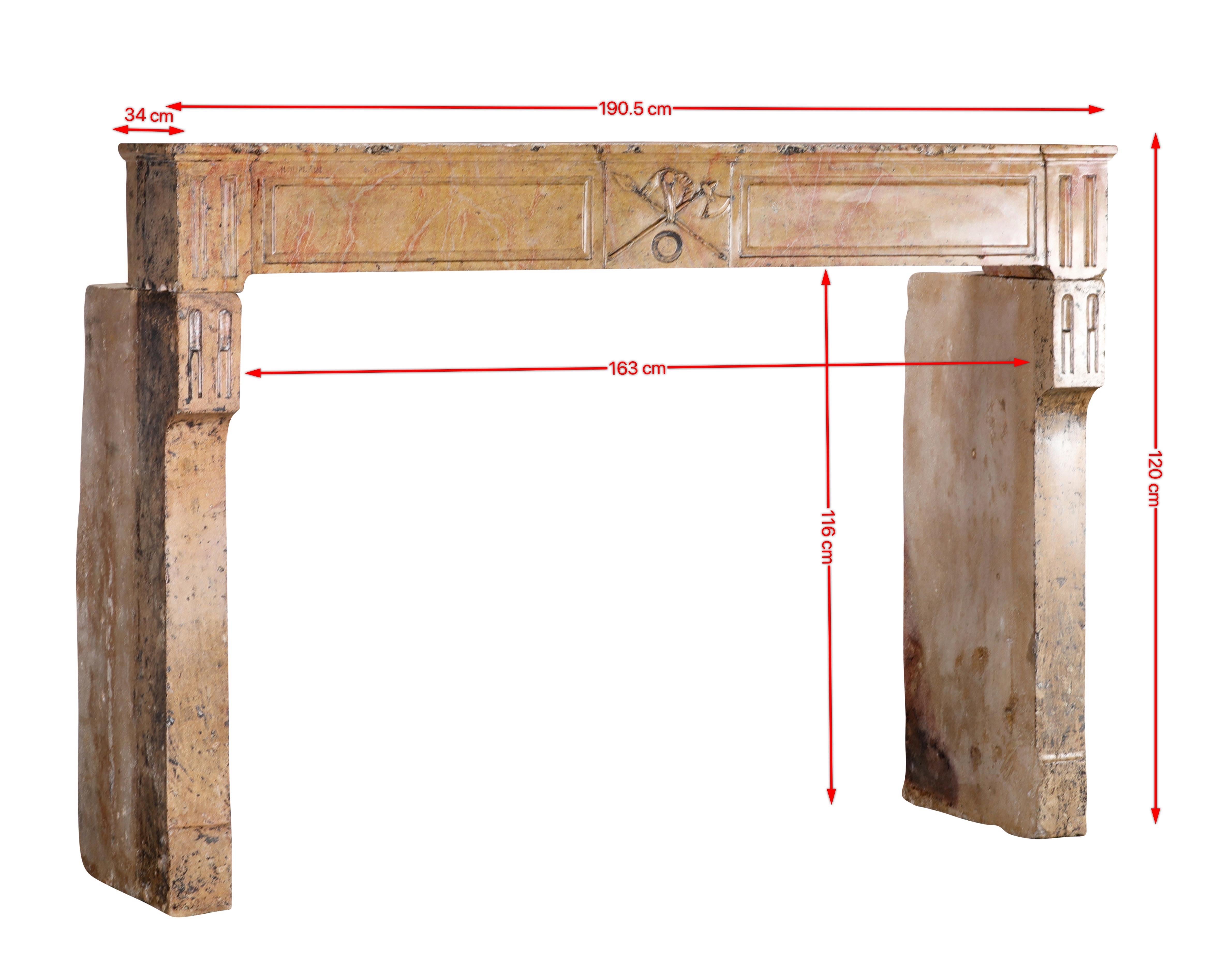 Esta extraordinaria repisa de chimenea antigua original, tallada en 1857 en Beaune (Borgoña), es un artefacto raro y con anclaje histórico del Segundo Imperio francés bajo Napoleón III. Su fabricante, H. H. Duplain, firmó y fechó la pieza en el lado