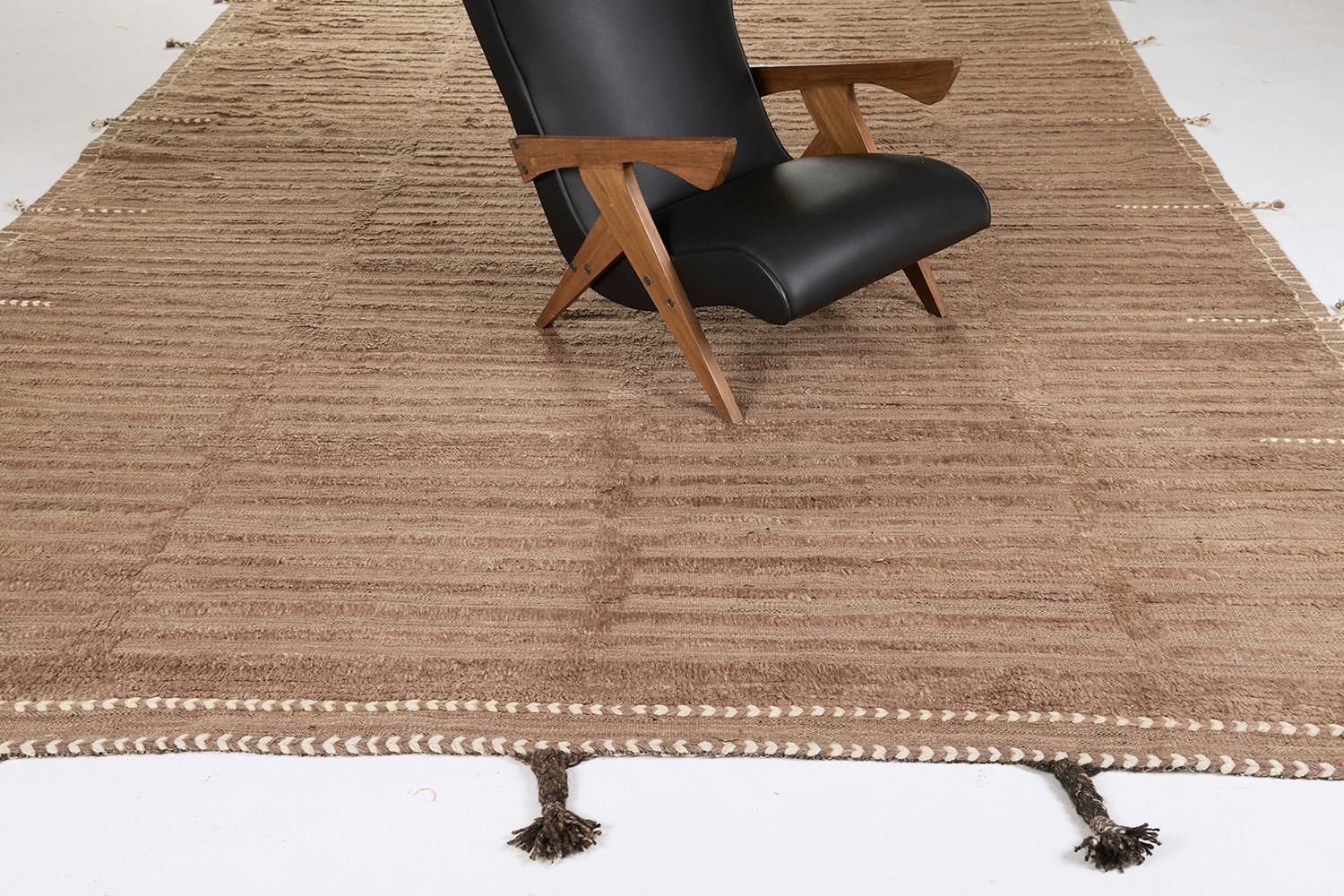 Beshabar ist ein wunderschönes Wohnaccessoire mit einem atemberaubenden Design, das die Kreativität des Designers herausfordern kann. Mit seinem Erfindungsreichtum und den beeindruckenden Prägedetails in Gold und Braun trägt er wesentlich zum