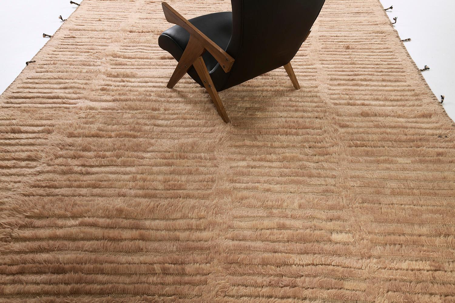 Beshabar is a gorgeous home decor that features brown and gold-tone that can complement other furniture. Through its simplicity and stunning embossed details, it plays an integral part in adorning the rug's overall elegant appearance. The Haute