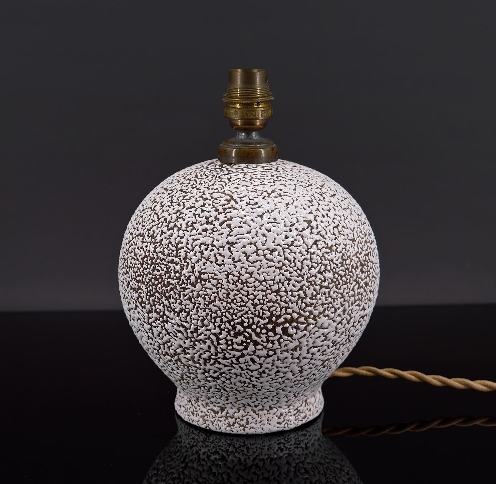 Elegant ball lamp in enamelled crisp ceramic.
Spherical shape. White email on brown background.

Art Deco, France, around 1930.
In the style of the productions of Jean Besnard.

In good condition, electricity checked.

Dimensions :
Height