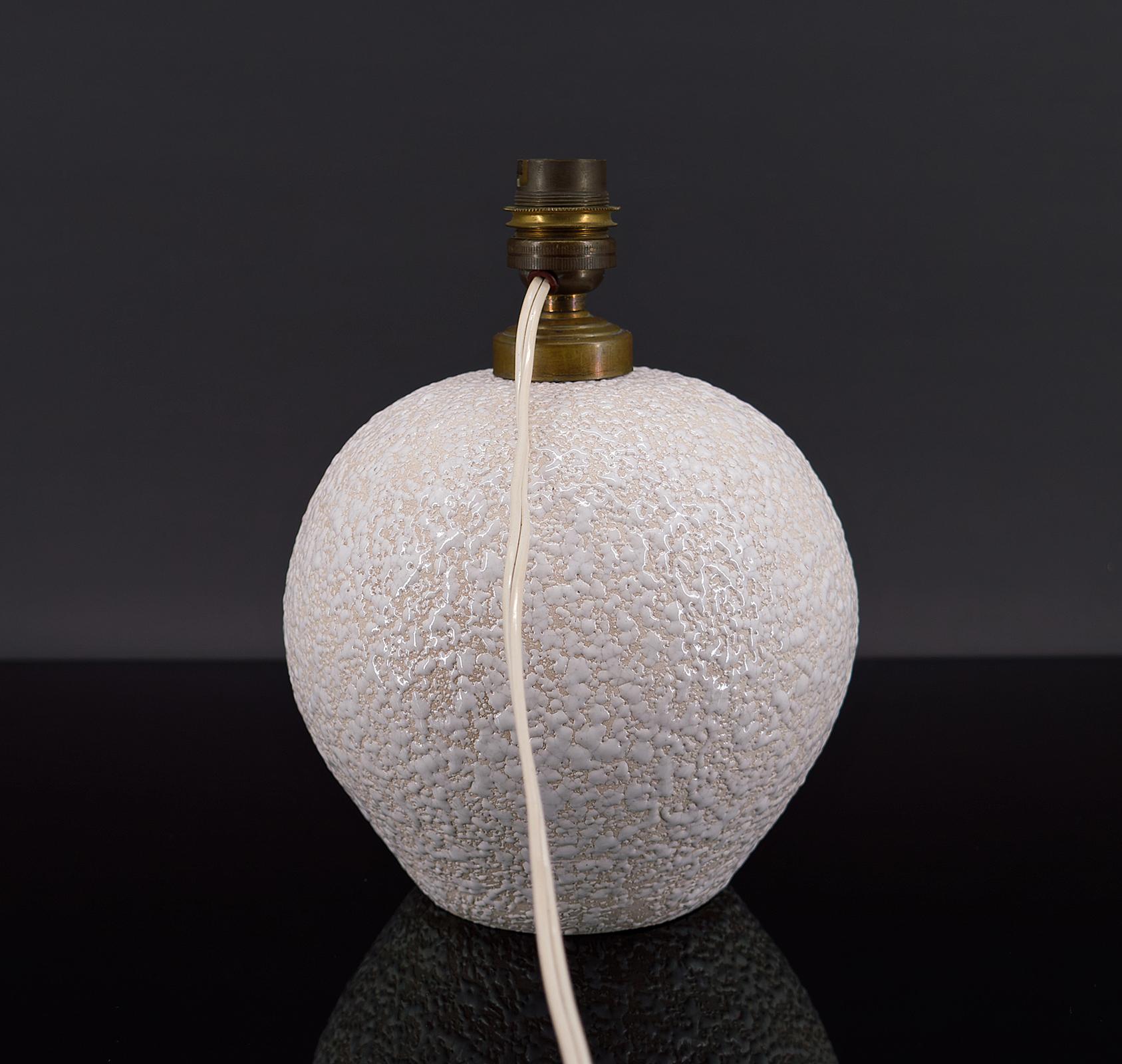 French Besnard-Style White Ceramic Lamp, France, circa 1930 For Sale