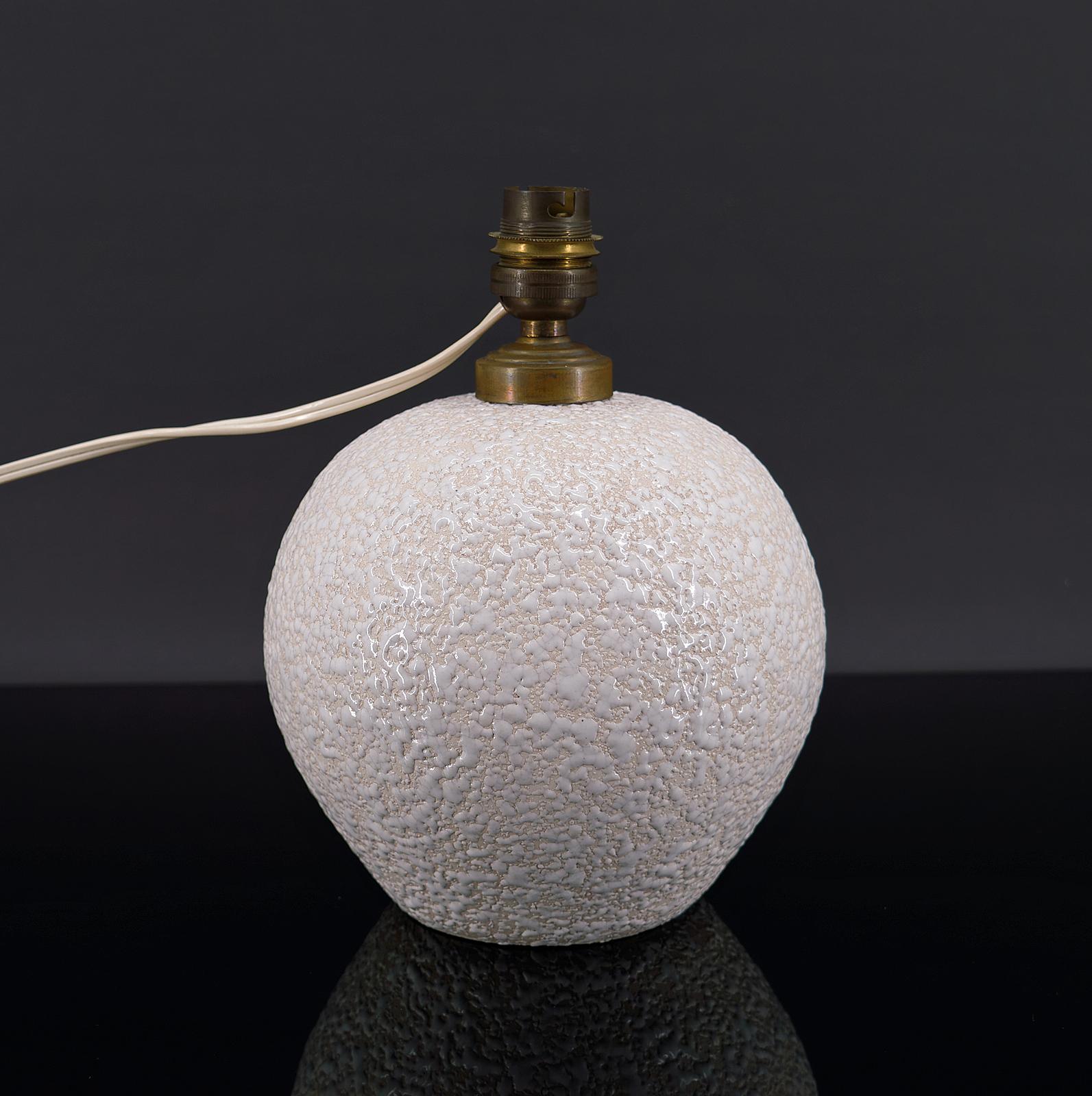 Weiße Keramiklampe im Besnard-Stil, Frankreich, um 1930 im Zustand „Gut“ im Angebot in VÉZELAY, FR